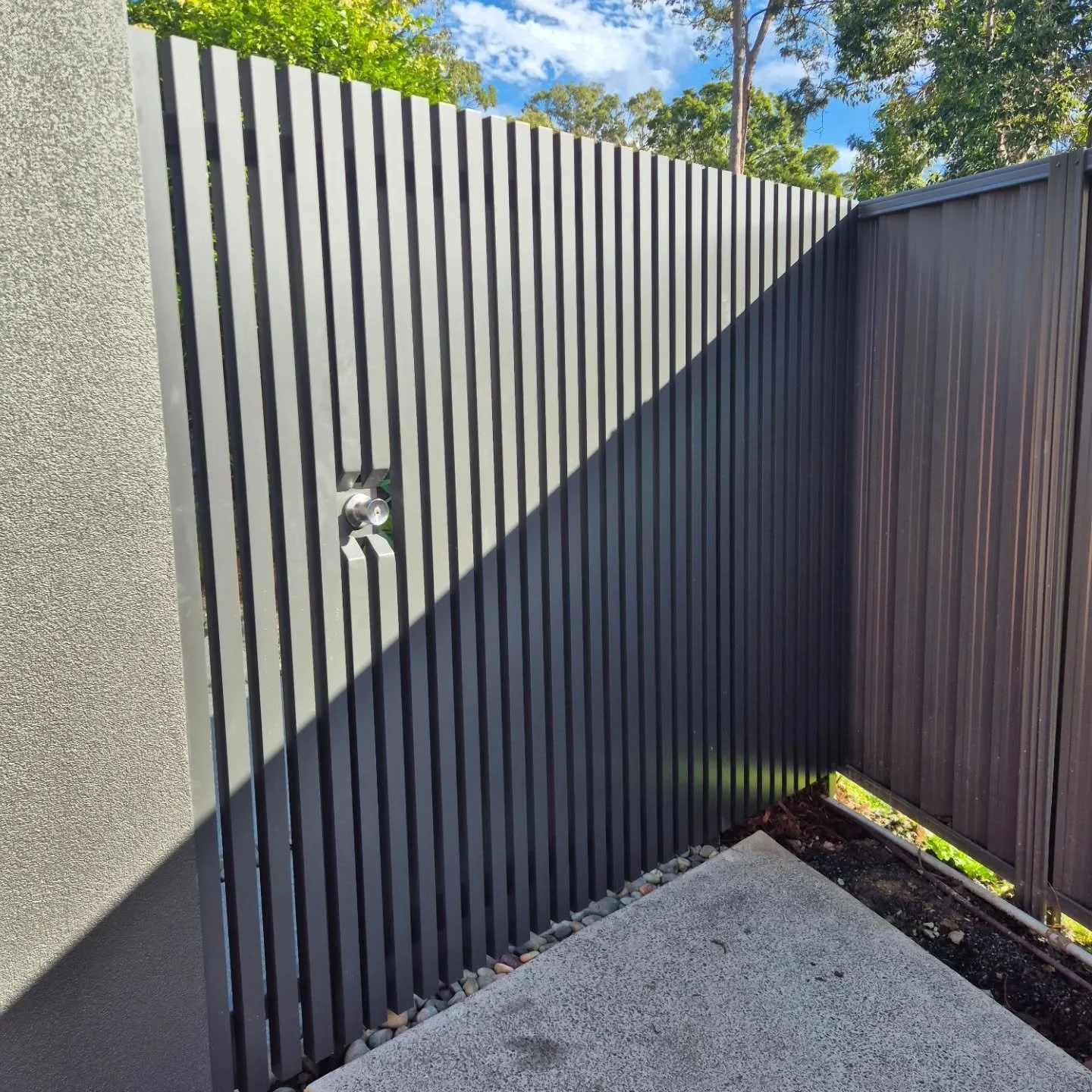 Custom fabricated aluminium 40mm x 40mm batten gates &amp; screens for a clean finish.

#primalprojects #aluminium #gate