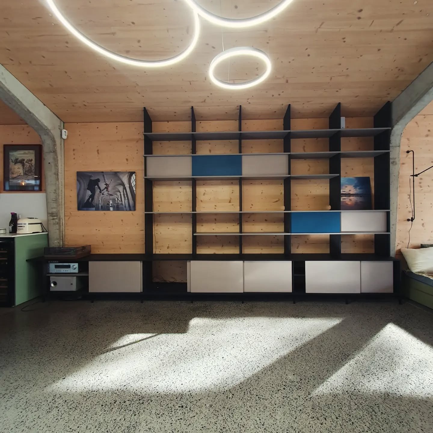 Conception, r&eacute;alisation et pose de cette biblioth&egrave;que de 5m de long en @valchromat noir, gris clair et bleu, et pi&egrave;tement acier thermolaqu&eacute; noir.

#ebeniste #ebenistelille #&eacute;b&eacute;nisterie #furniture #furniturede