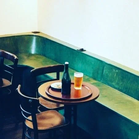 R&eacute;alisation sur demande du bar @costaud.lille 
Banquette en bouleau teint&eacute; 
Table ronde en ch&ecirc;ne massif
Comptoir du bar en ch&ecirc;ne massif
Ciel de bar en ch&ecirc;ne massif
Cuisine en bouleau plaqu&eacute;e inox
Pour @jeancharl