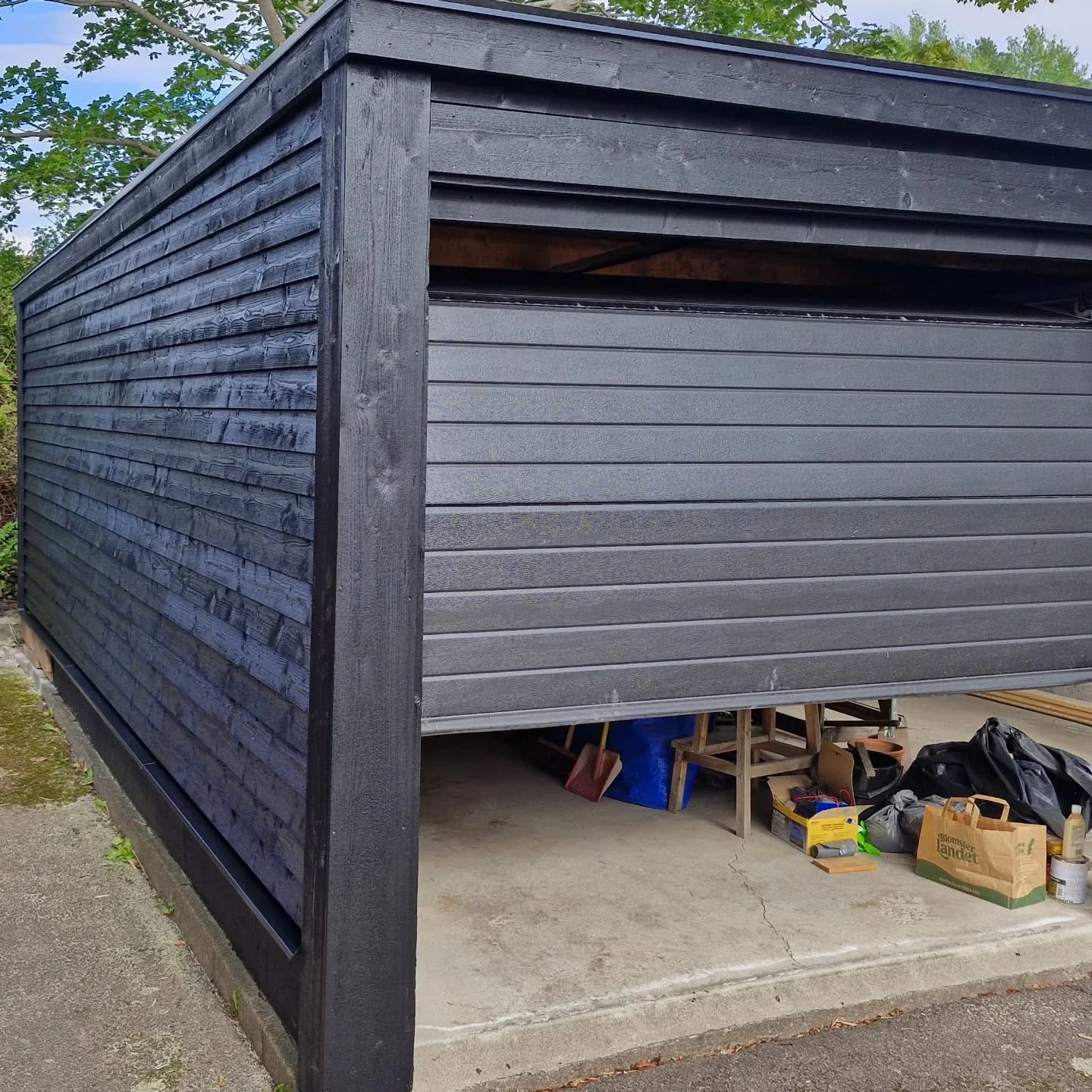 Garagerenovering f&auml;rdigst&auml;llt i Vals&auml;tra d&auml;r vi hj&auml;lpt kunden med nytt tak, ny panel, nya pl&aring;tar och avvattning samt m&aring;lning av @citymaleriservice Blev ett riktigt lyft tycker vi och en v&auml;ldigt n&ouml;jd kund