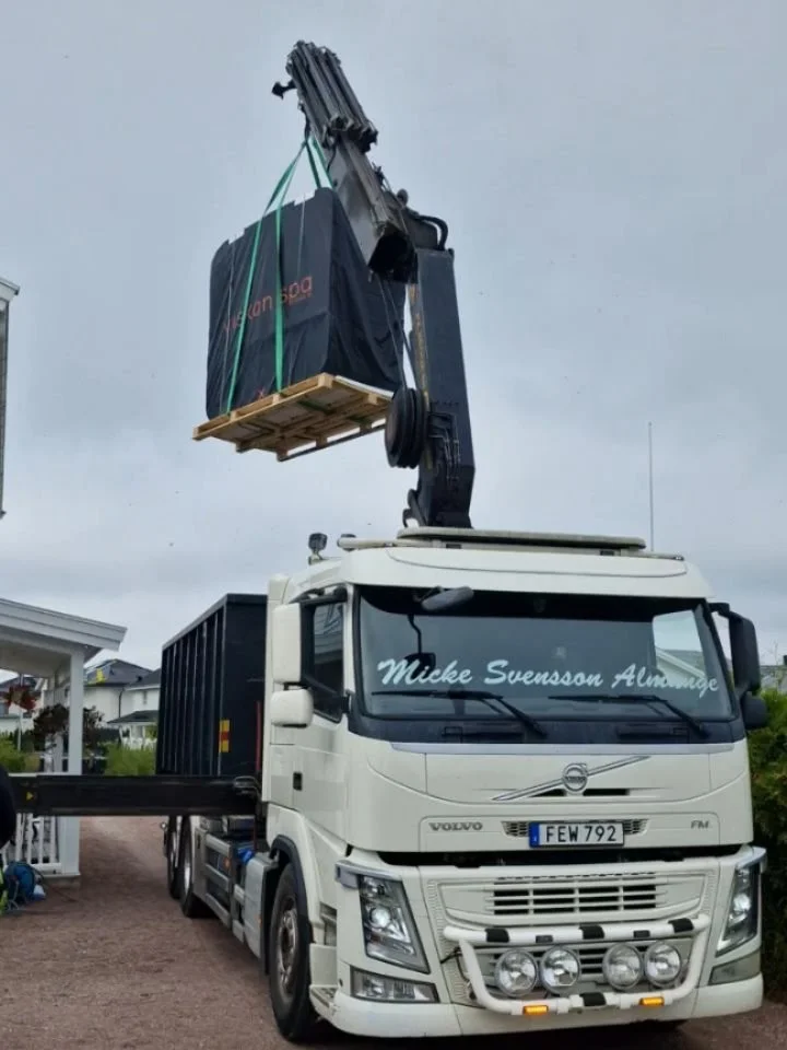 Finjobb denna fredag 😀 installation av #viskanspa d&auml;r @mickegsvensson sk&ouml;tte lyftet och @toel_ab stod f&ouml;r inkopplingen . Nu kan kunden bada hela helgen😀😀
#spabad #bubbelbad #kranbil #relax #tungalyft #leveransochinstalation