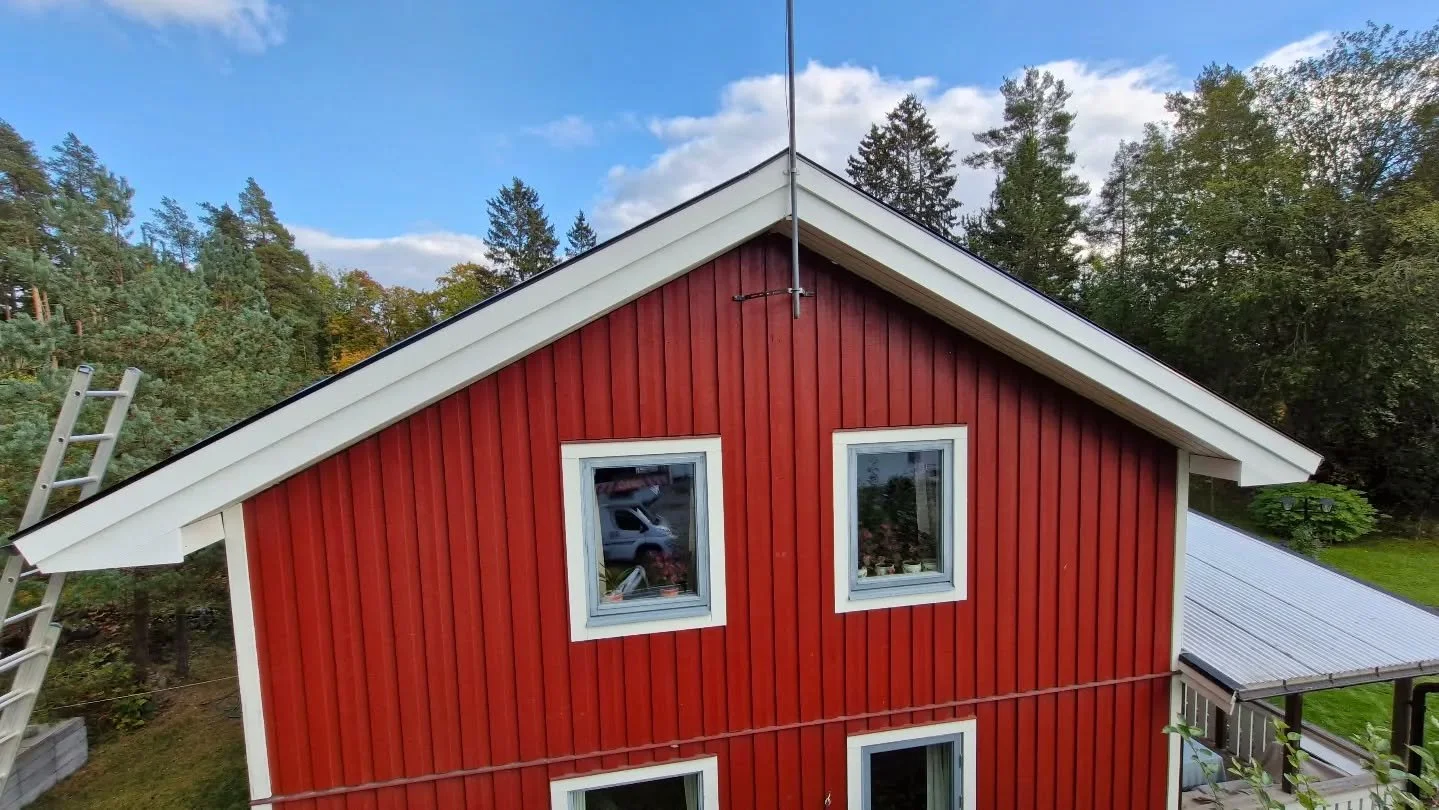 Veckan avslutades med lite skylift jobb. H&auml;r hj&auml;lpte vi en kund i Storvreta med nya vindskivor och pl&aring;tar. Dom gamla som suttit sen -80 talet hade gjort sitt nu. Blev ett otroligt lyft 😀 Nu tar vi lite helg. N&auml;sta vecka v&auml;n