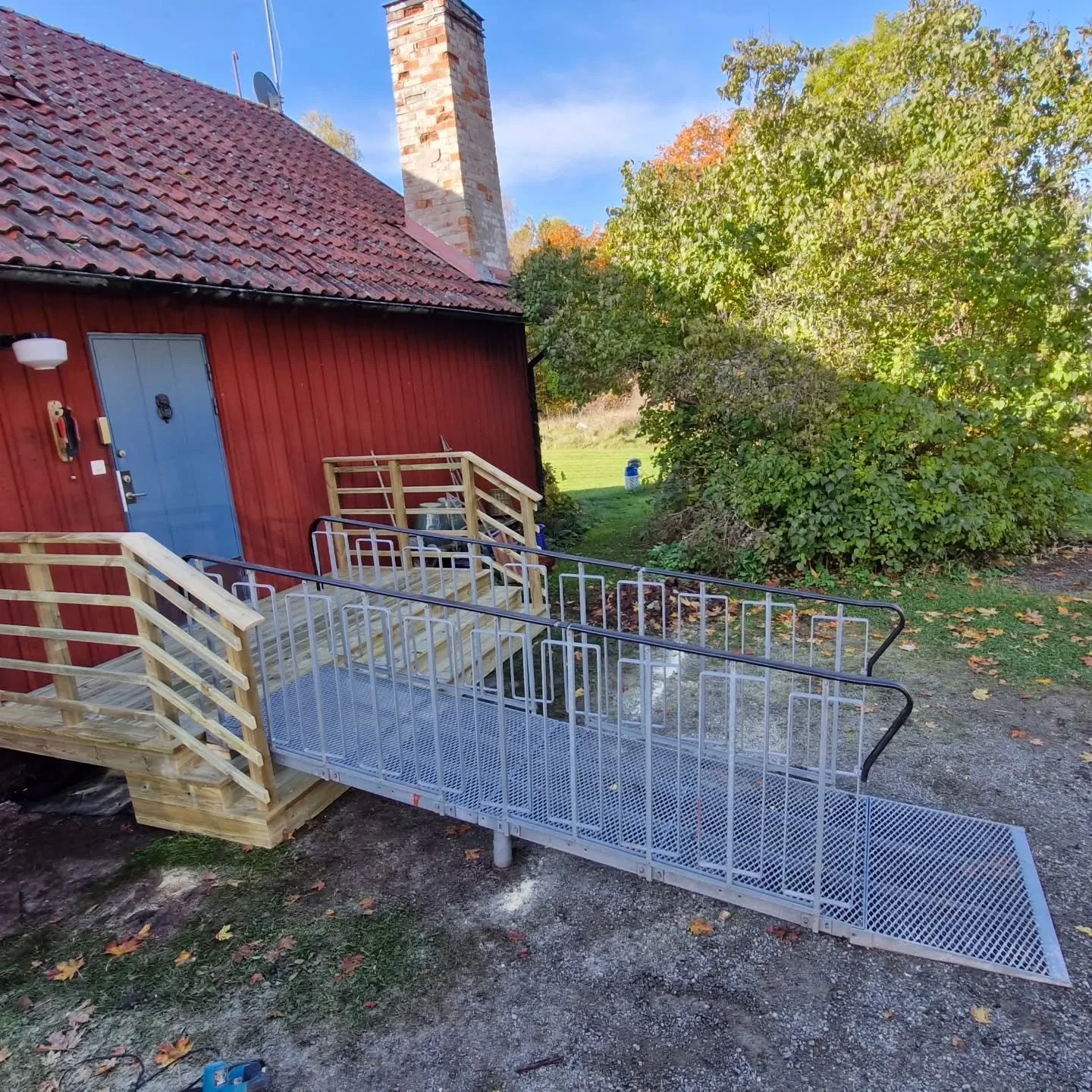 Veckorna g&aring;r fort n&auml;r man har roligt😀 vi firar helg med att bli klara med en ny entre &aring;t en kund i &Ouml;sterbybruk. H&auml;r beh&ouml;vdes en ny trappa med en ramp som funkade f&ouml;r en rollator. Sj&auml;lvklart l&ouml;ste vi det