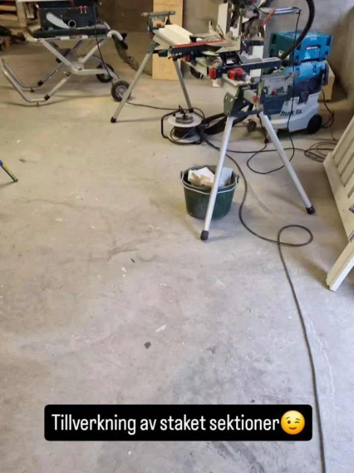 Den h&auml;r veckan h&aring;ller vi oss inomhus 😉
Badrumsrenovering p&aring; g&aring;ng i Storvreta d&auml;r vi tillf&auml;lligt blev klara idag och l&auml;mnar &ouml;ver till platts&auml;ttare. Vi forts&auml;tter i verkstan med tillverkning av stak