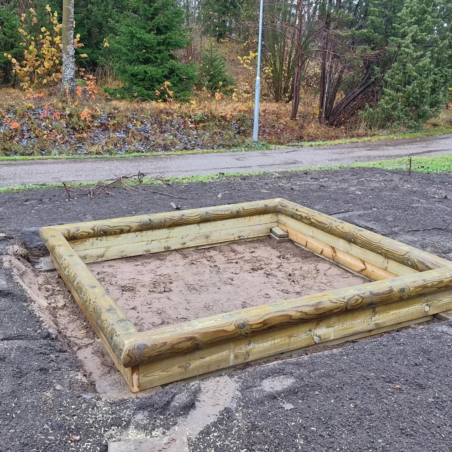 P&aring; Byg&aring;rda jobbar vi inte bara med bygg. Vi utf&ouml;r &auml;ven fastighetssk&ouml;tsel b&aring;de utv&auml;ndigt och inv&auml;ndigt mot Brfer och fastighets&auml;gare, men &auml;ven d&auml;r f&aring;r vi snickare hoppa in och hj&auml;lpa