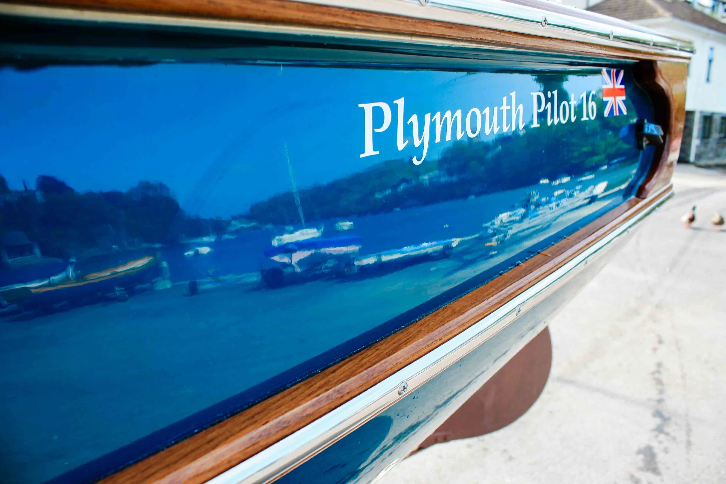 How to Polish and Wax a Fibreglass Boat Hull: A Comprehensive Guide