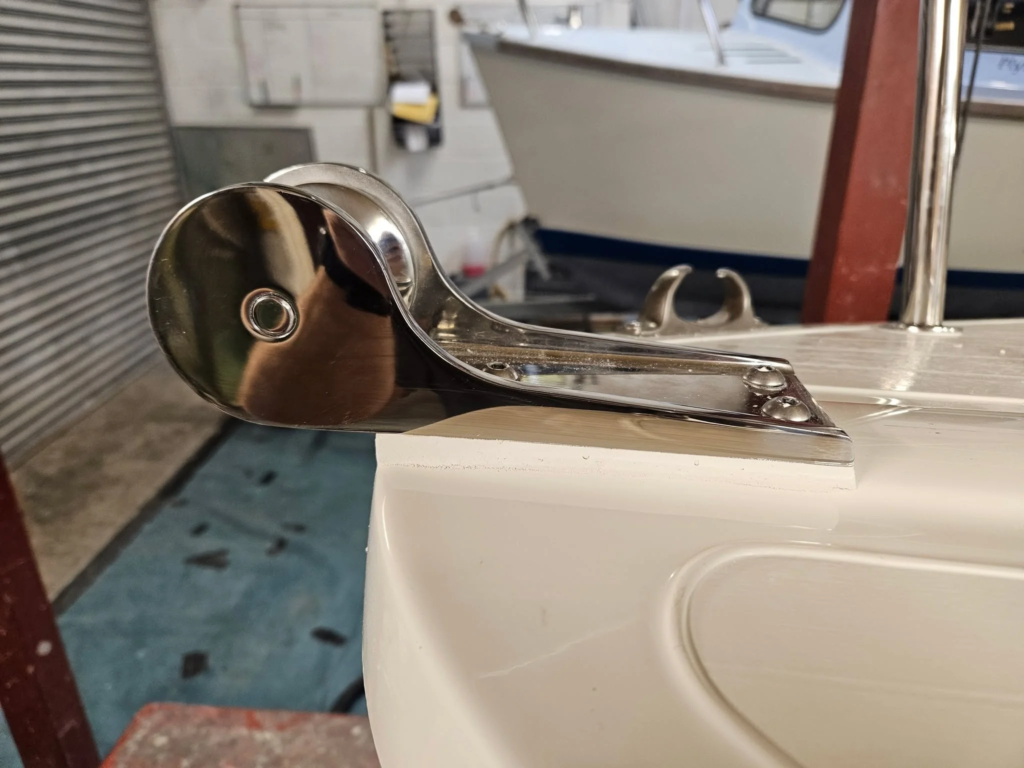 𝗔𝗻𝗼𝘁𝗵𝗲𝗿 𝘄𝗲𝗲𝗸 𝗶𝗻 𝘁𝗵𝗲 𝘄𝗼𝗿𝗸𝘀𝗵𝗼𝗽 ⚓️

This week the focus has been on the stainless steel fit-out.

We&rsquo;ve been installing the bow roller, pulpit rail, bollards, fairleads, cleats, cockpit handrails, rod holders and nav light 