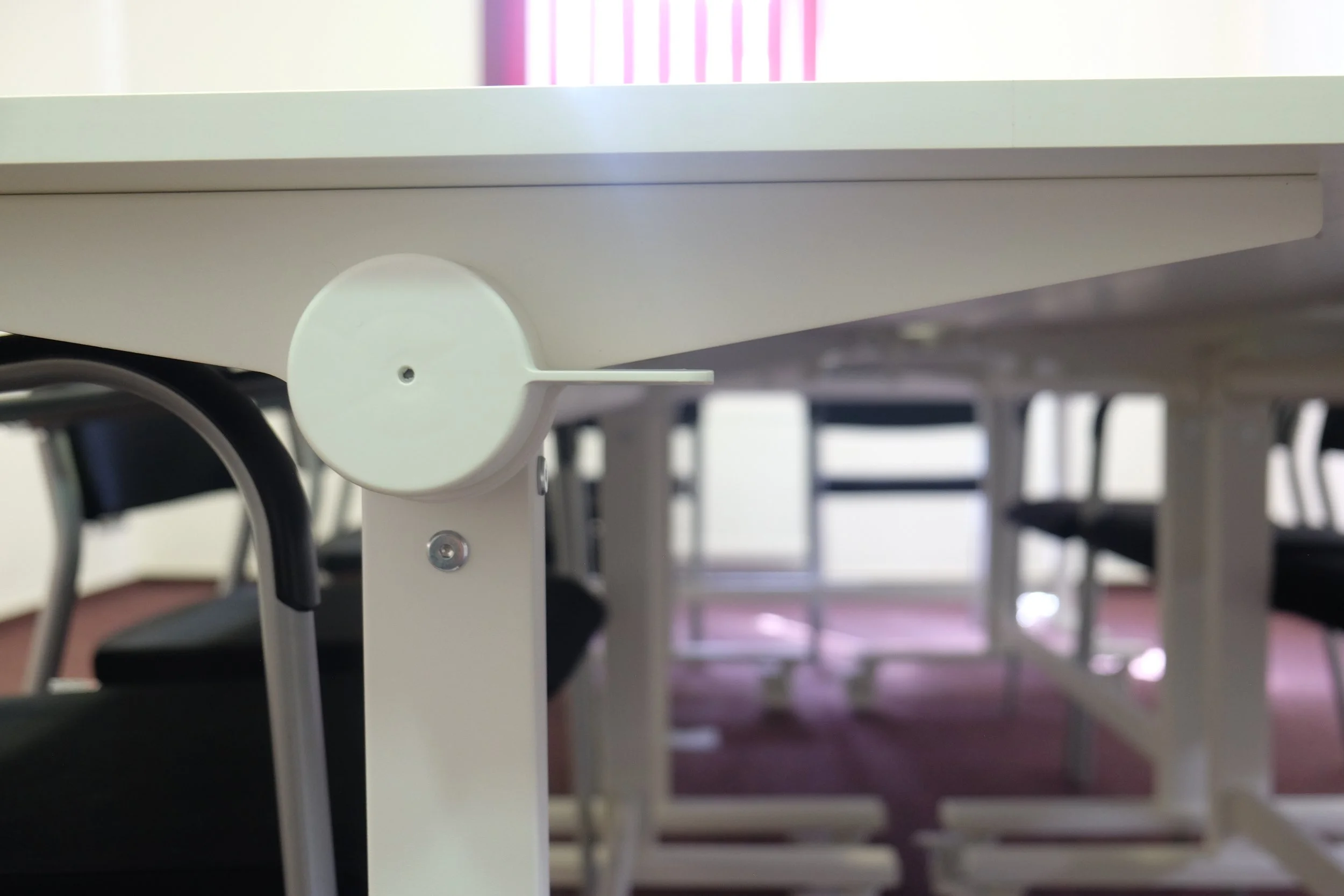 Die Tischplatten verfügen über einen Kippmechanismus, sodass die Tische platzsparend verstaut oder flexibel für andere Anordnungen bereitgestellt werden können.