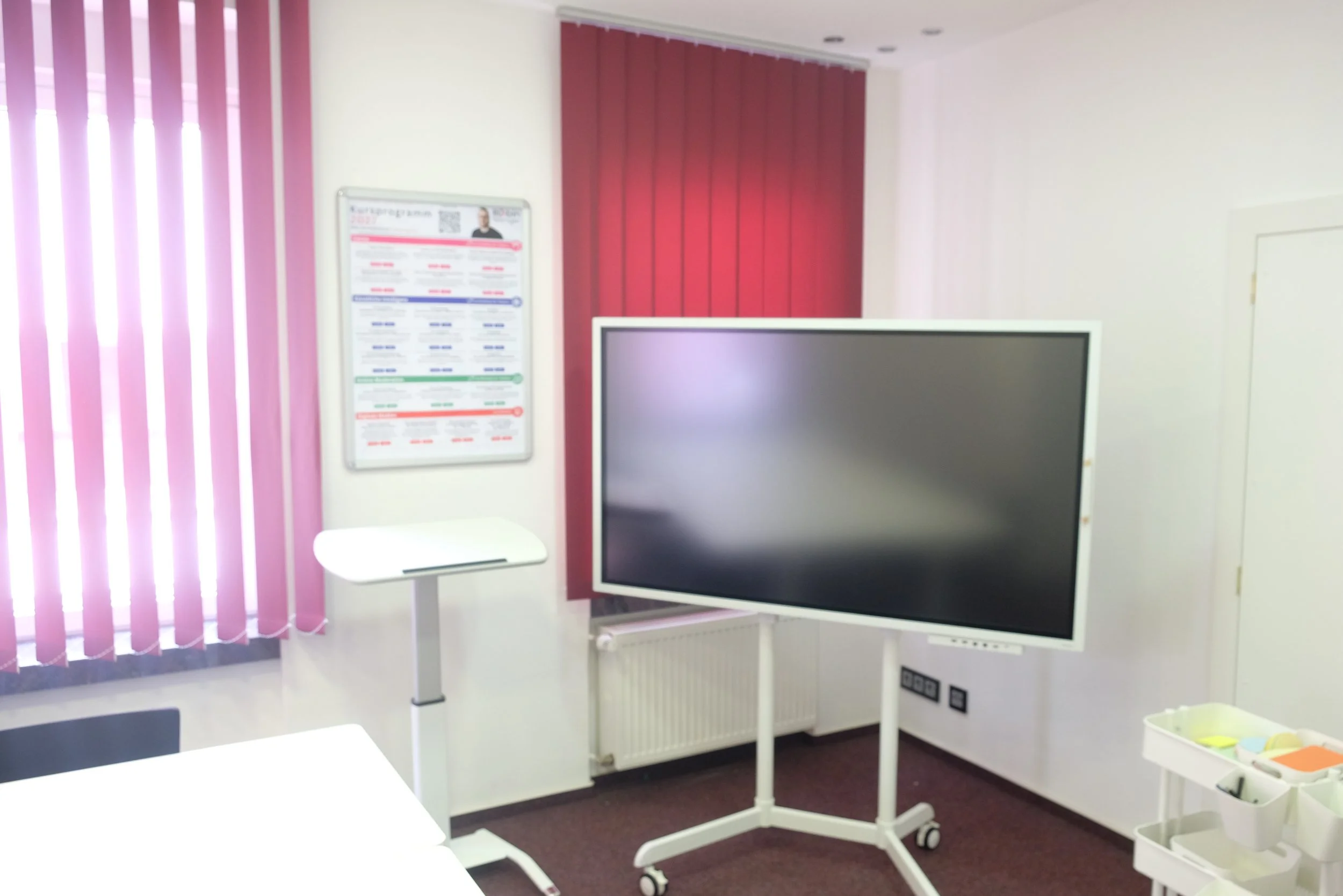 Whiteboard + AppleTV für Mac und Windows Nutzer. Nutzung als "Beamer" oder Whiteboard zum schreiben.