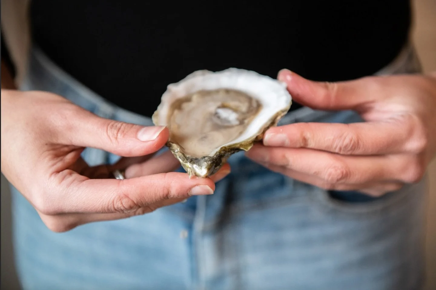 In case you didn’t know, we’re all about oysters here 💁🏼‍♀️ See below some of our favorite reasons why! 🤓⬇️
Oysters can change gender! they are born male but are hemaphroditic and will change based on the spawning needs of their e