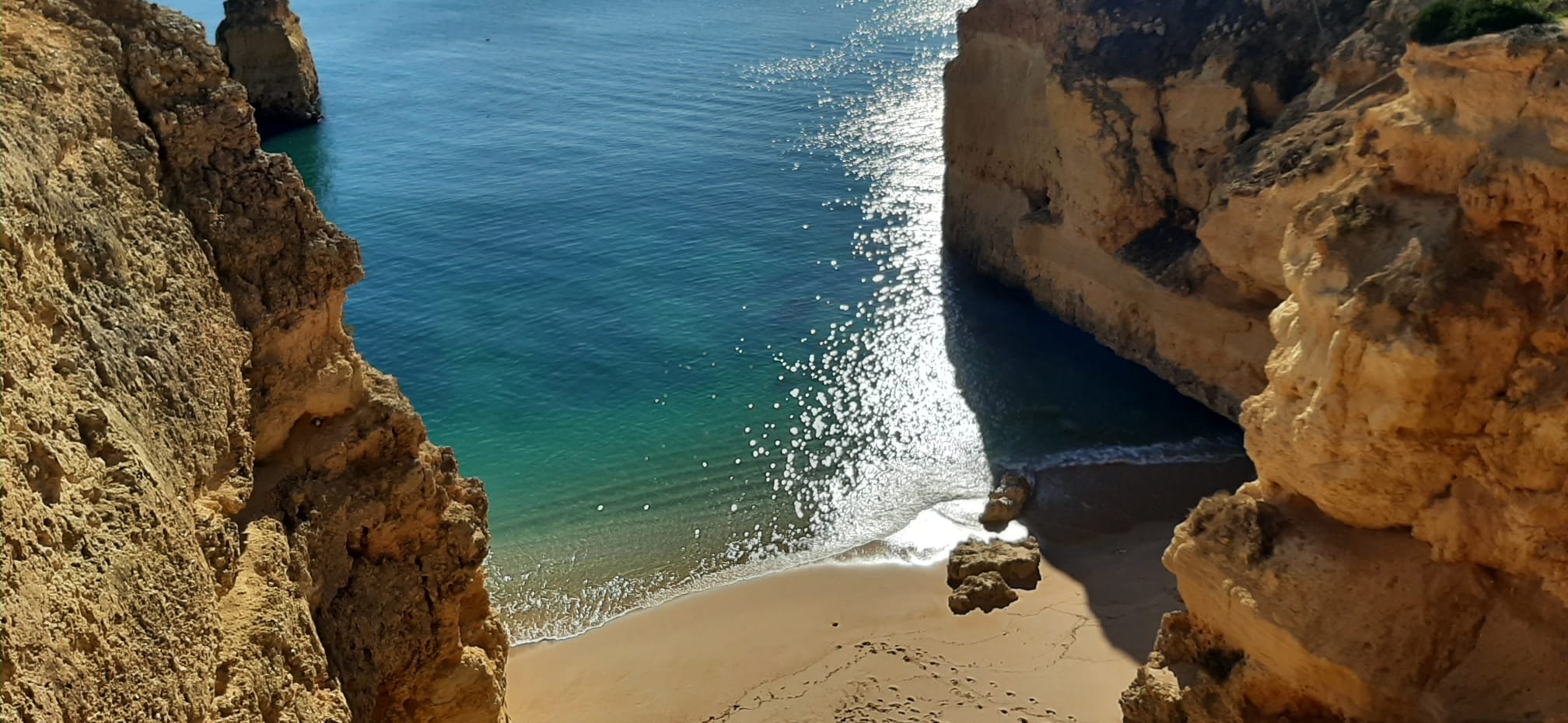 Blick auf die Küste der Algarve mit einsamer Bucht