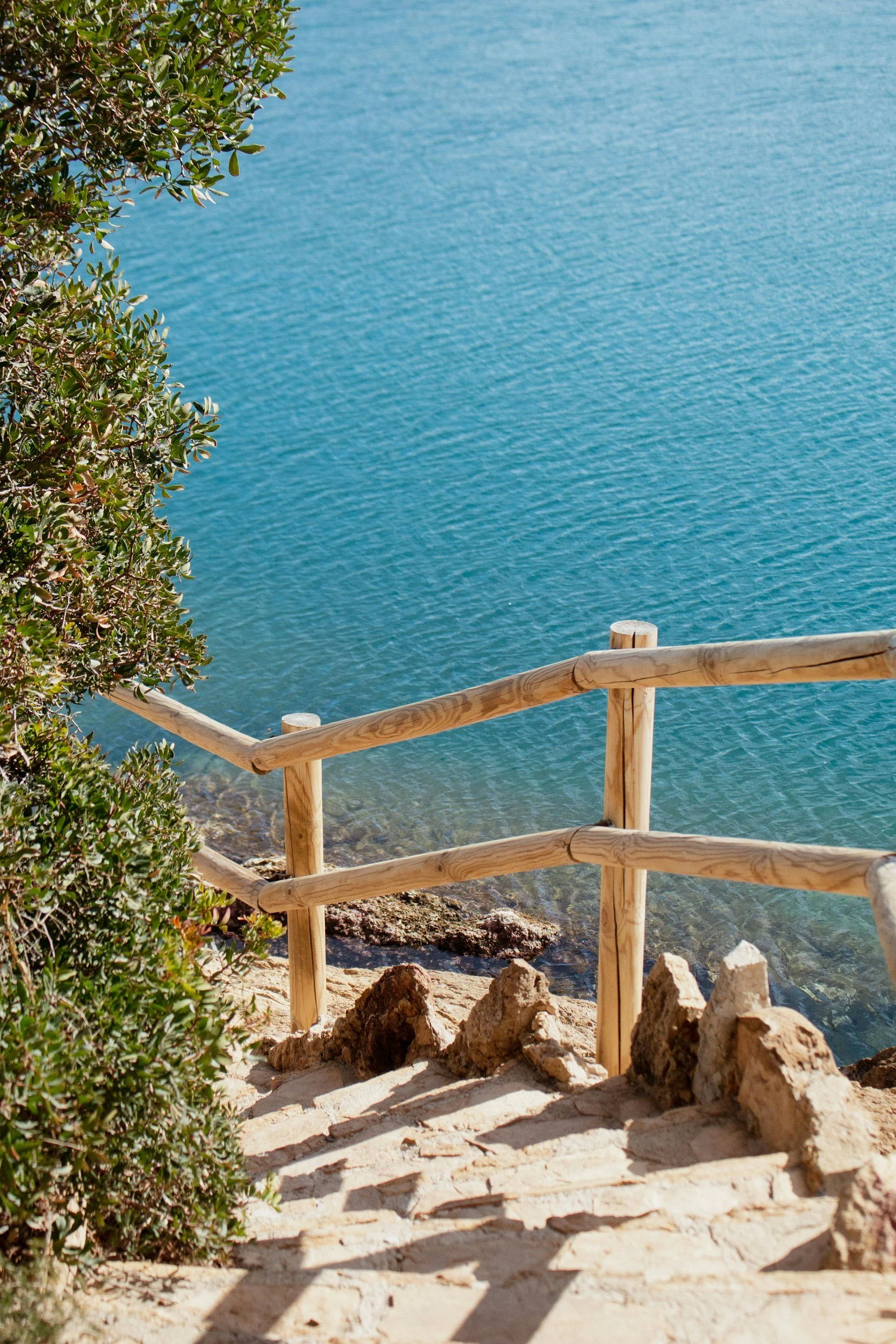 Küstenweg mit Treppe an der Costa Brava
