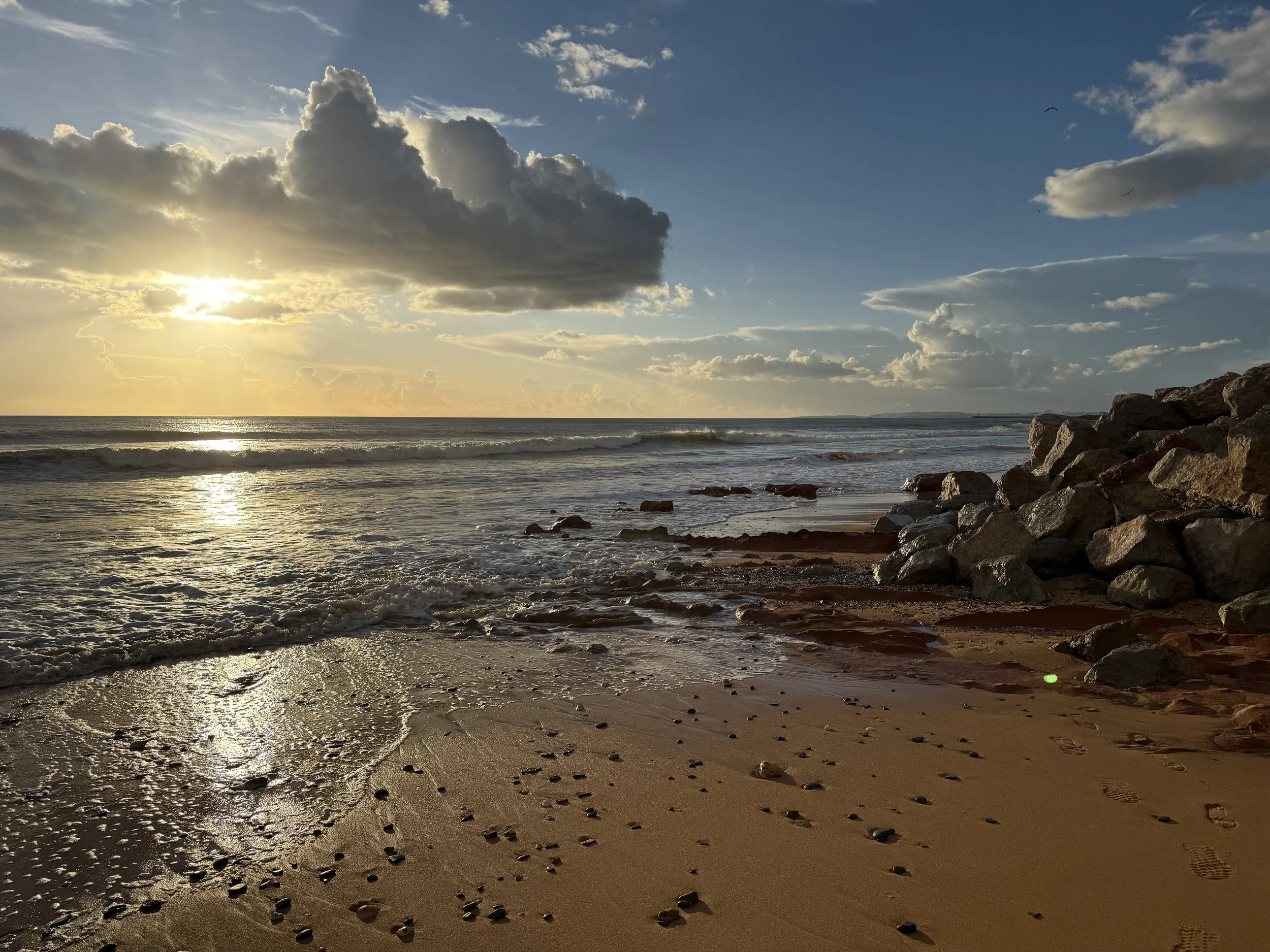 Strand an der Algarve im Abendlicht