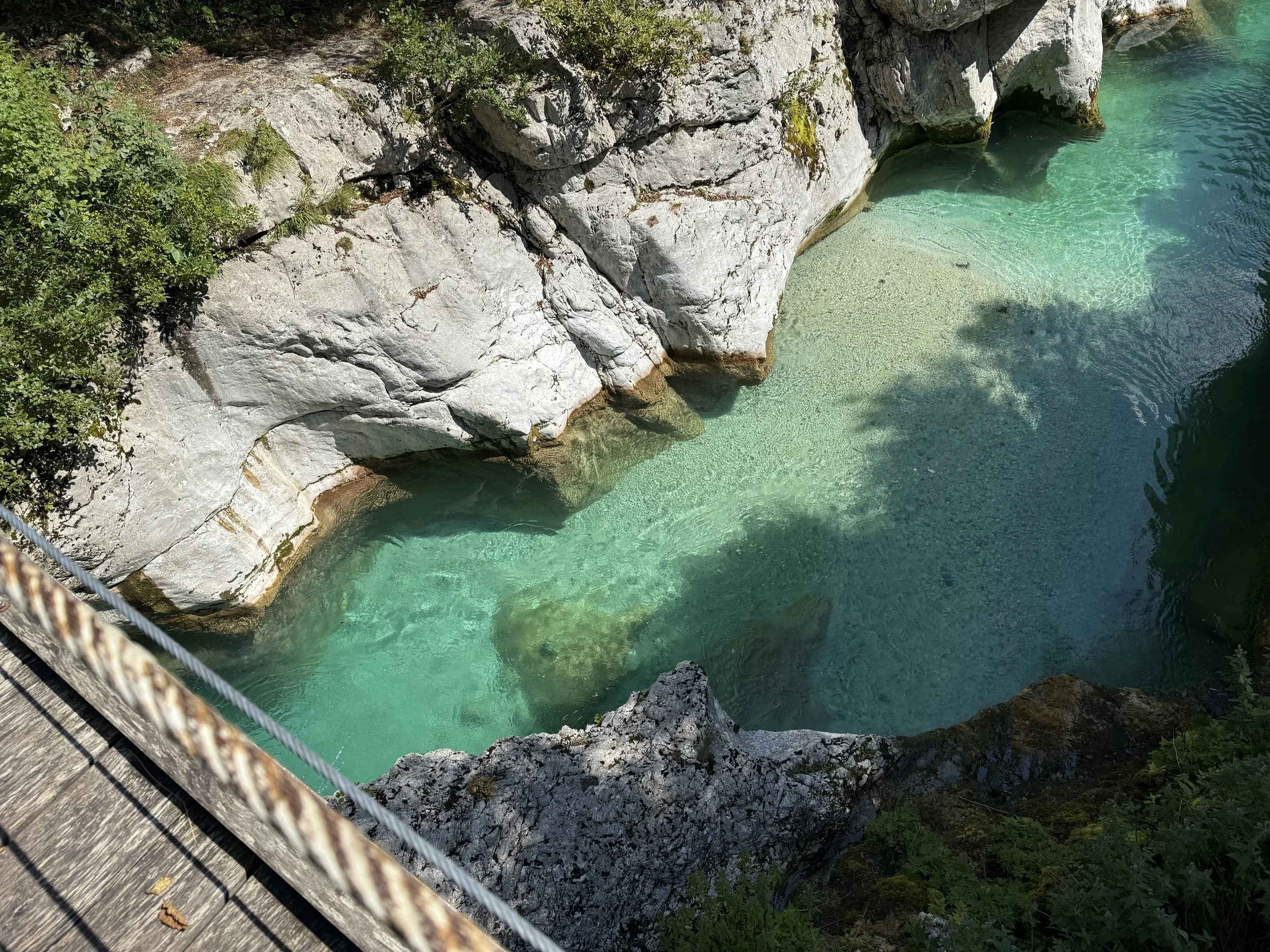 Soca-Tal mit Brücke auf dem Juliana Trail