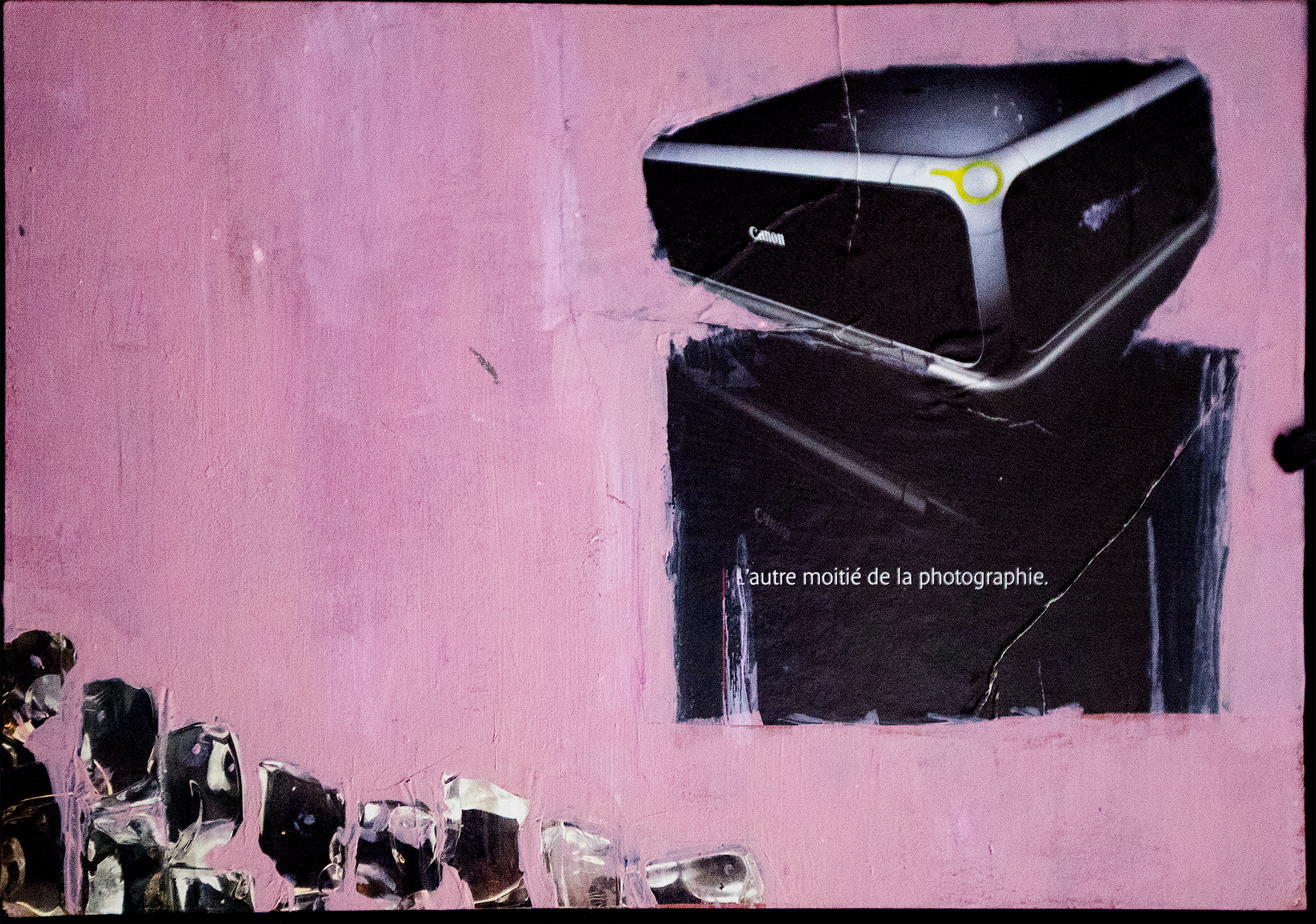 Noir blanc rose personnage robot retouchée 150dpi 5E9A5098 - Copie.png