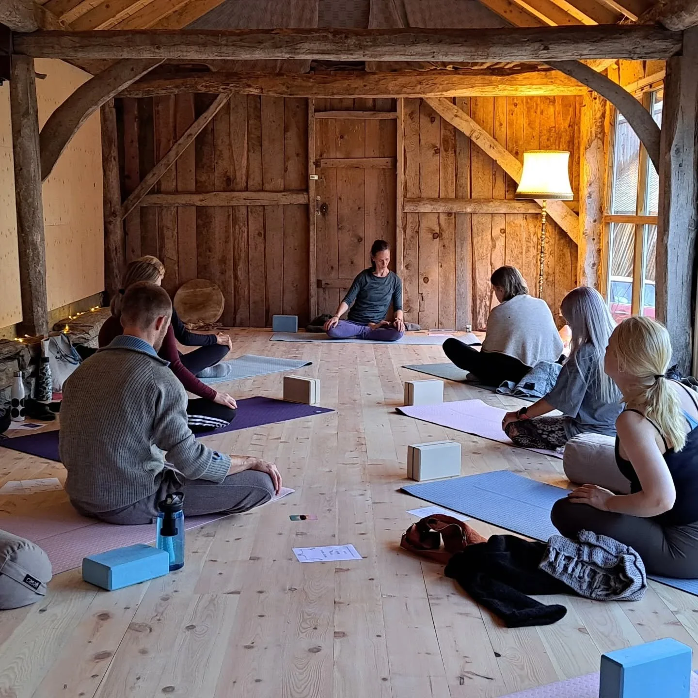 Tusen takk for en kjempefin helg med h&oslash;stretreat i regi av @ellen.wild  hjemme hos oss. Her er noen &oslash;yeblikk fra helgen og innvielse av ny yogasal i Heggjabygda 💛🙏