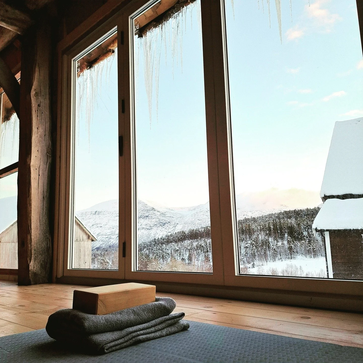 ꩜ Vi ser frem til det nye &aring;ret og har starta &aring; planleggje &aring;rets yogatimer, retreats og andre arrangement! Vi &oslash;nskjer &aring; ha eit jamnt yogatilbod anna kvar sundag framover, for &aring; gjere det meir fast, forutsigbart og 
