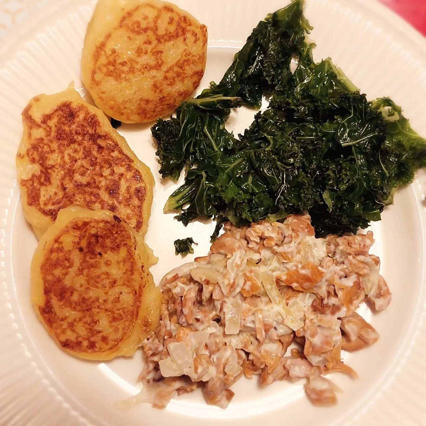 Det er sv&aelig;rt sjelden jeg tar bilde av middagen v&aring;r. Grunnen til at jeg gj&oslash;r det i dag er ikke fordi den ser s&aring; veldig delikat ut, men fordi den minner meg p&aring; noe viktig. 

M&aring;ltidet inneholder nesten bare egenprodu