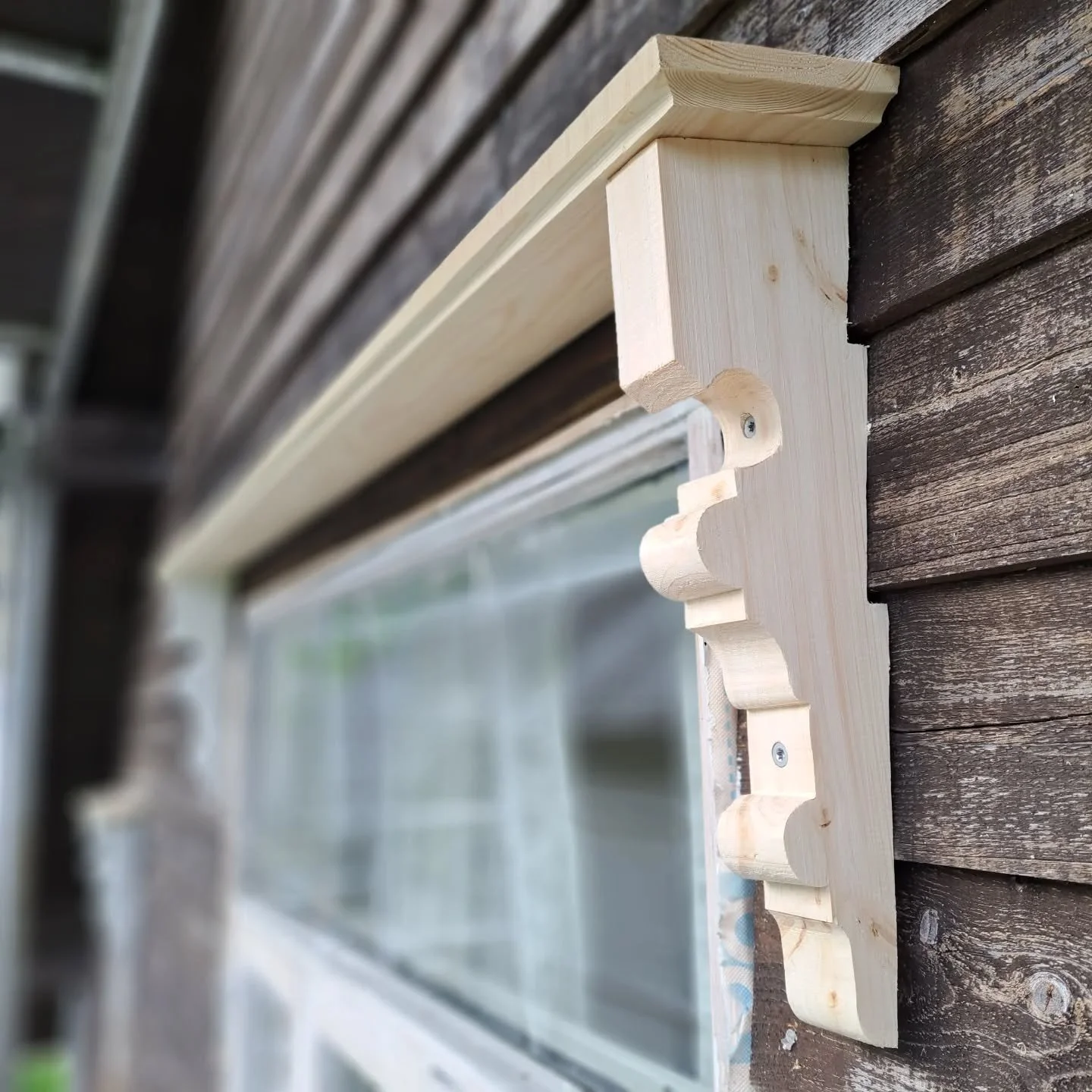 Maling av vestveggen p&aring; hovedhuset endret seg til renovering av veggen. Ikke akkurat malev&aelig;r den siste uka, men det var noe annet som kunne fikses mens vi venter p&aring; bedre v&aelig;r. Kjekt arbeid inne p&aring; h&oslash;velbenken!