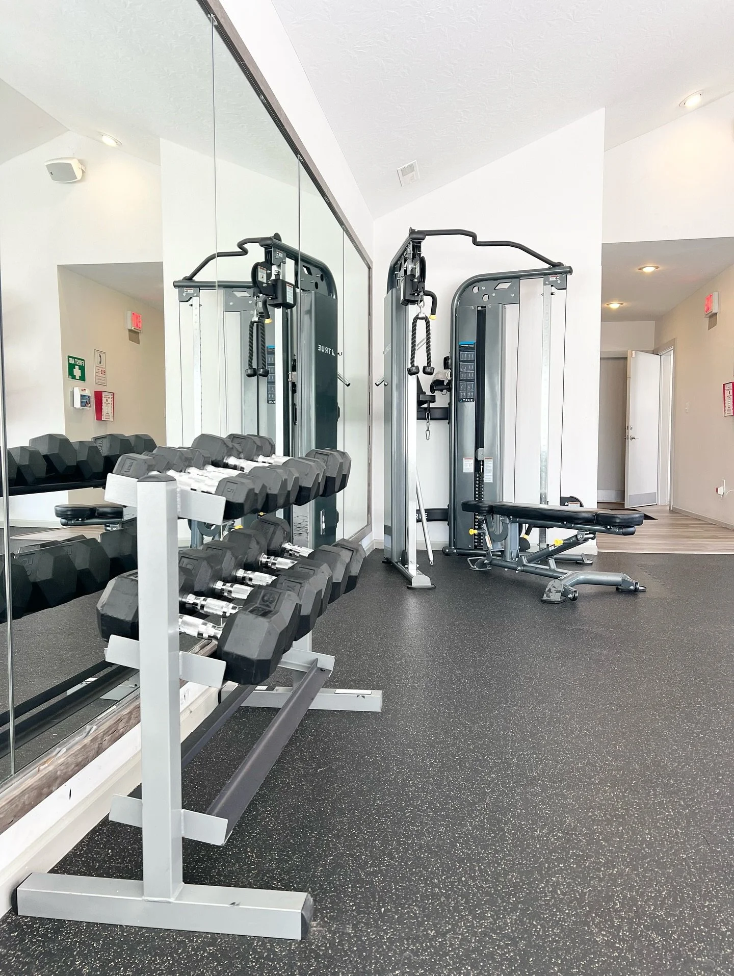 🍂 Fall is here, but the gains don&rsquo;t stop! 💪 At Enclave at Albany Park, our 24-hour fitness center keeps you moving no matter the season. #newalbanyohio #apartmentliving