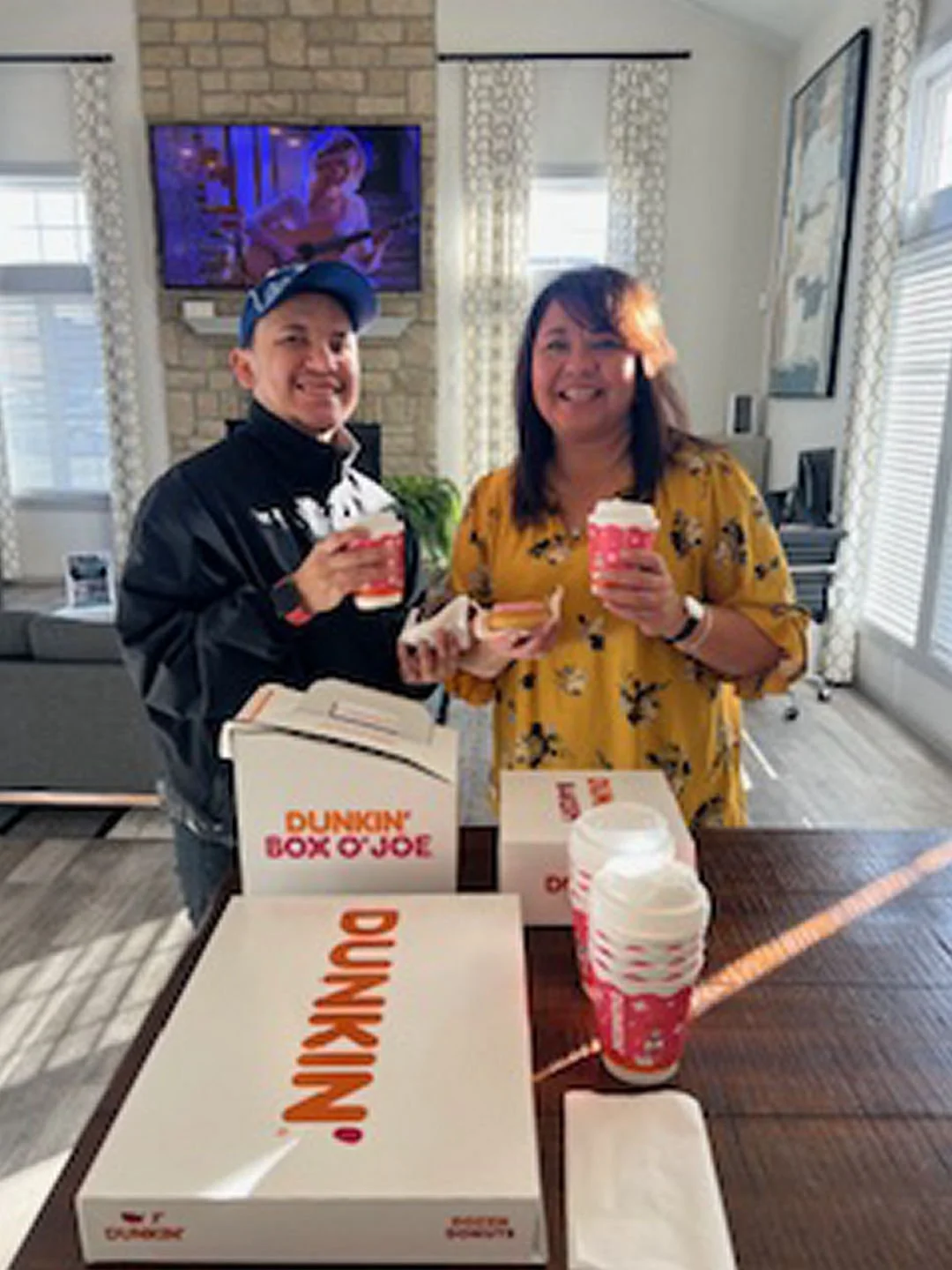 ☕🍩 Sweet moments at Enclave at Albany Park!Residents gathered with Lyann to enjoy our coffee &amp; doughnut bar&mdash;fresh brews, delicious treats, and even sweeter company. It&rsquo;s mornings like these that make our community feel like home. 💛