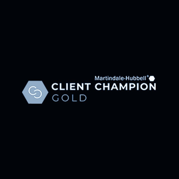 Logotipo del premio «Client Champion Gold» de Martindale Hubbel sobre fondo negro