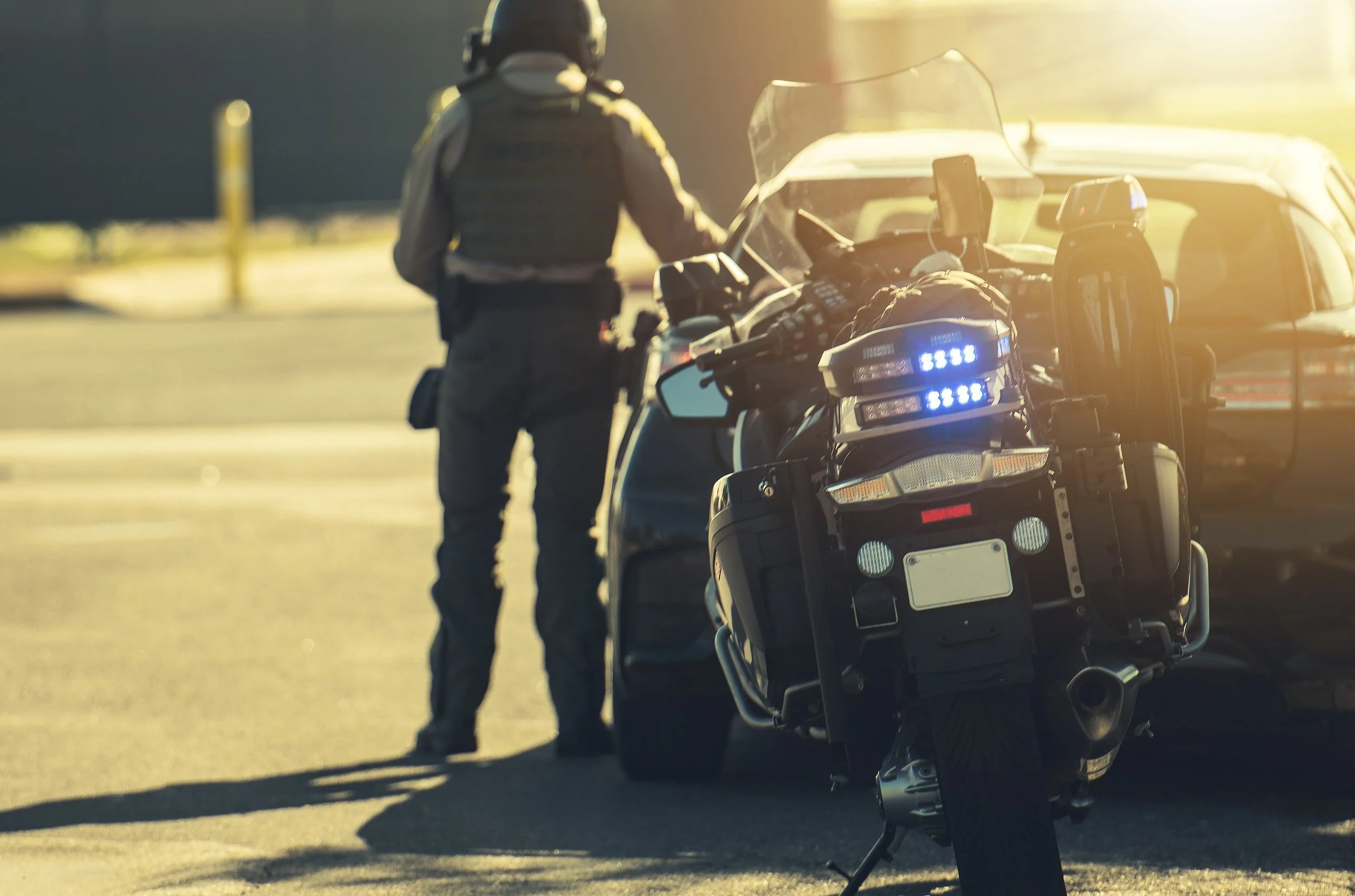 un agente de policía en motocicleta detiene a un motorista por presunta conducción bajo los efectos del alcohol