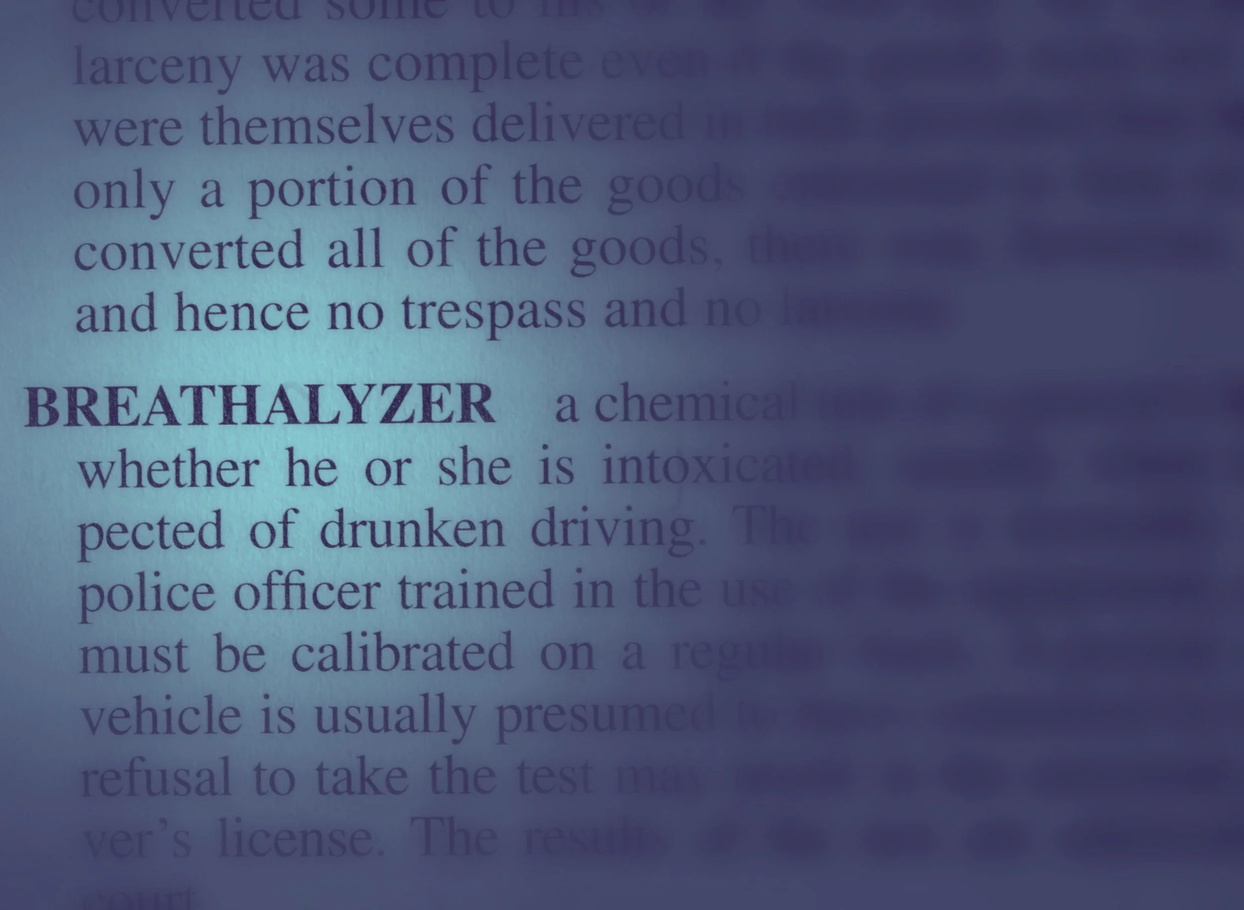 呼气式酒精检测仪定义，顶部带有蓝色渐变效果