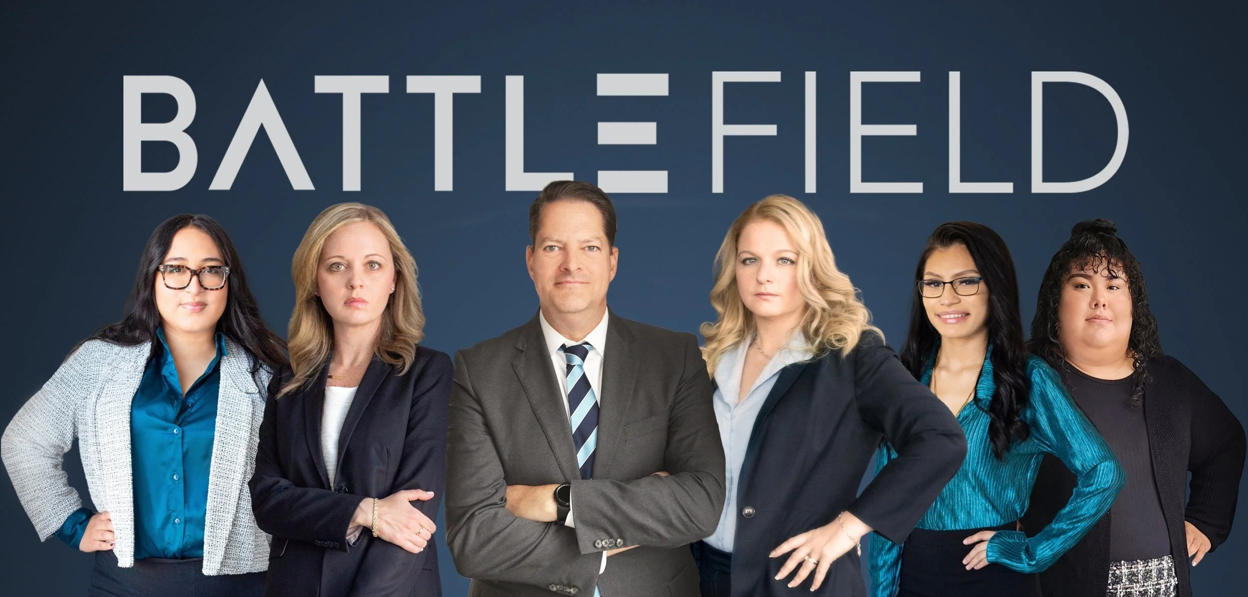 六名不同的成年人，五女一男，站在写有 "BATTLEFIELD"（战场）字样的深色背景前，摆出自信的姿势。