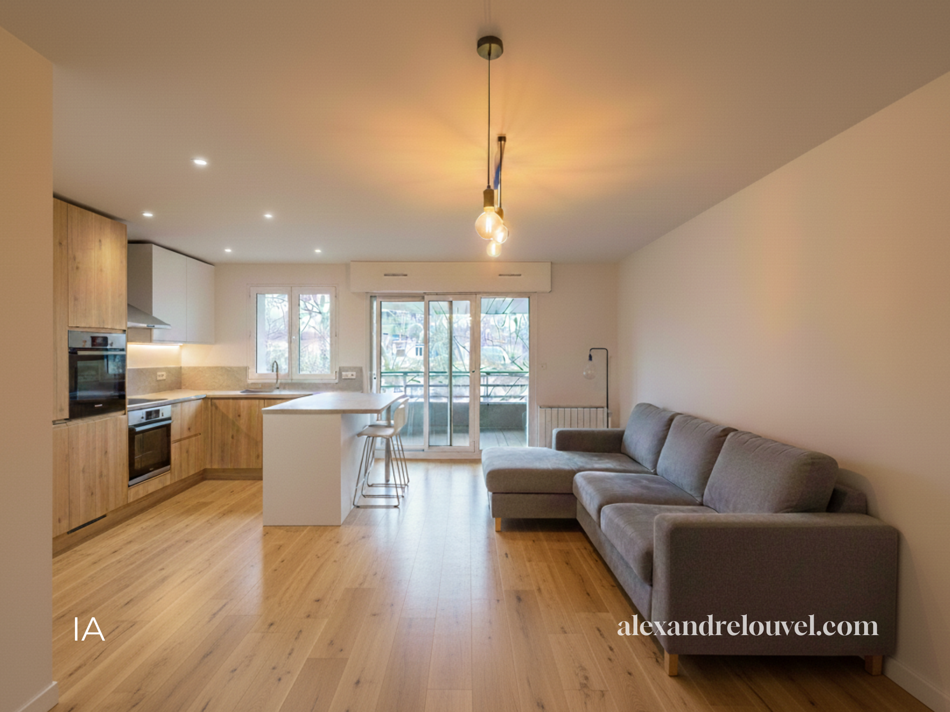 Salon et cuisine modernes avec parquet en bois, canapé gris, cuisine en bois clair, grandes fenêtres, éclairage suspendu