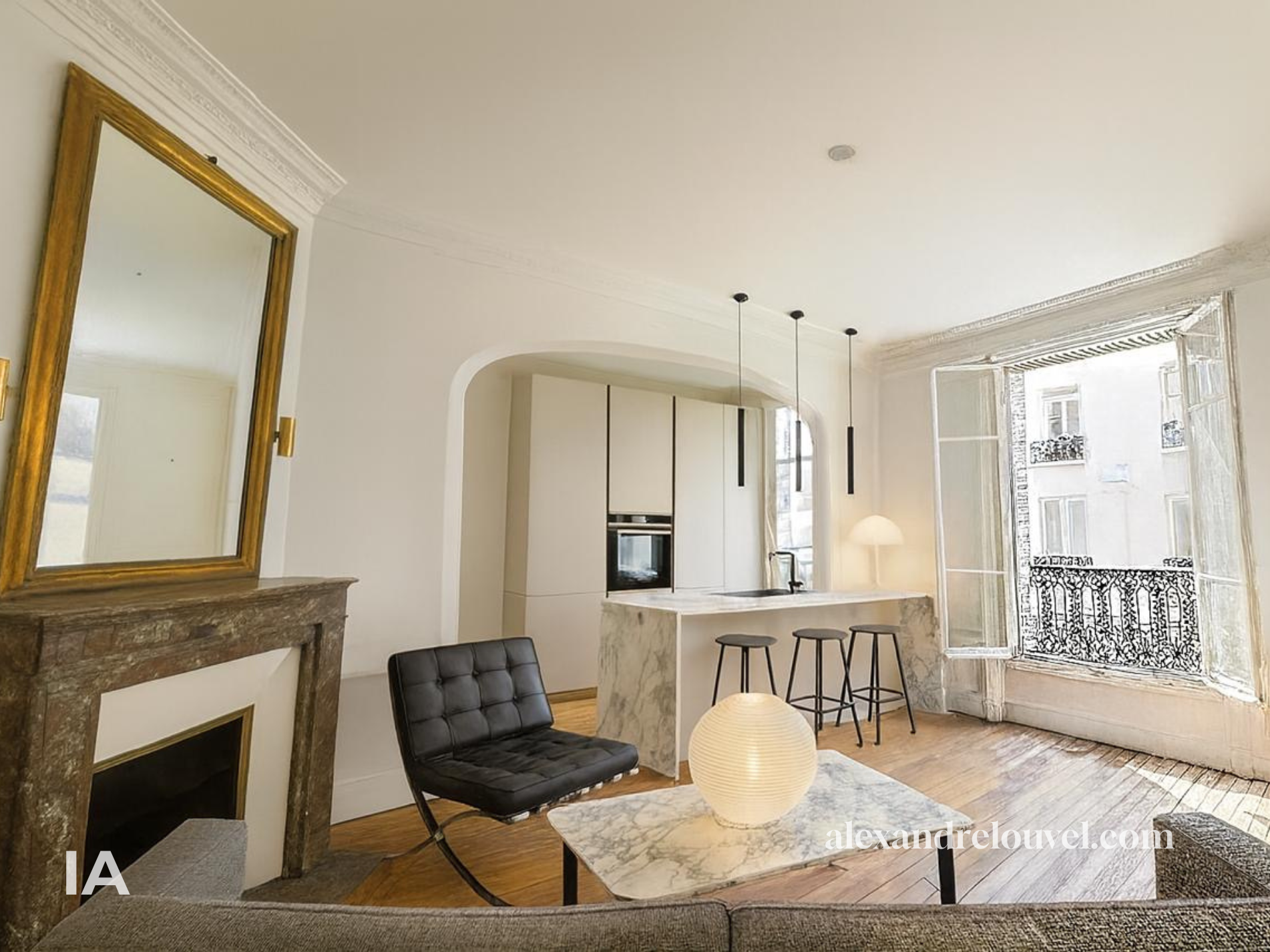 Intérieur lumineux d'un appartement avec un mur blanc, un canapé noir, une cheminée en pierre, une table en marbre avec une lampe ronde, une cuisine blanche avec un îlot en marbre, une fenêtre grande avec un balcon en fer forgé, et un parquet en bois.