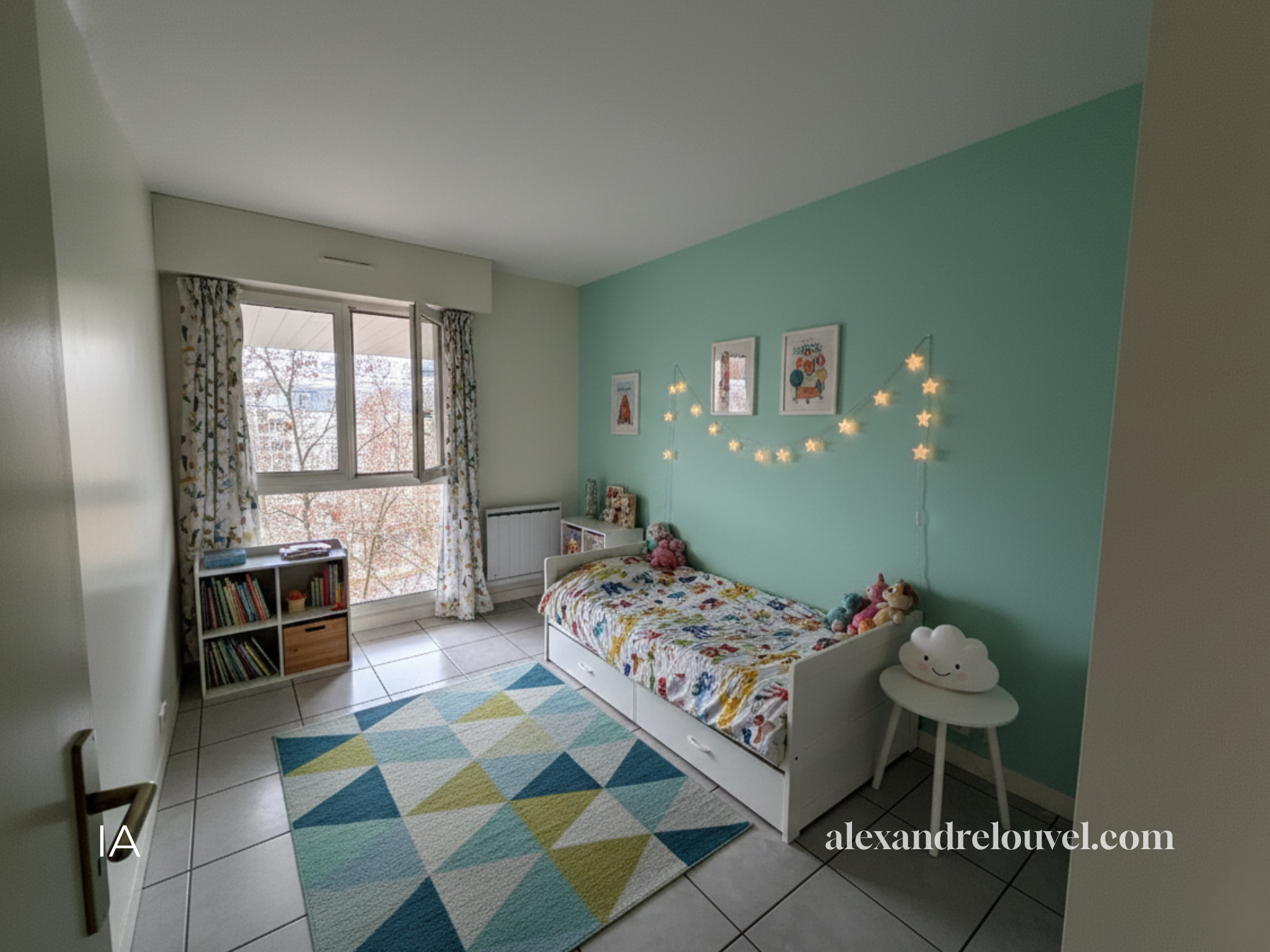 Chambre d'enfant avec un lit blanc, mur turquoise, déco lumineuse en forme d'étoiles, tableau, étagère avec livres, fenêtre avec rideaux, tapis géométrique, veilleuse en forme de nuage, jouets sur le lit.