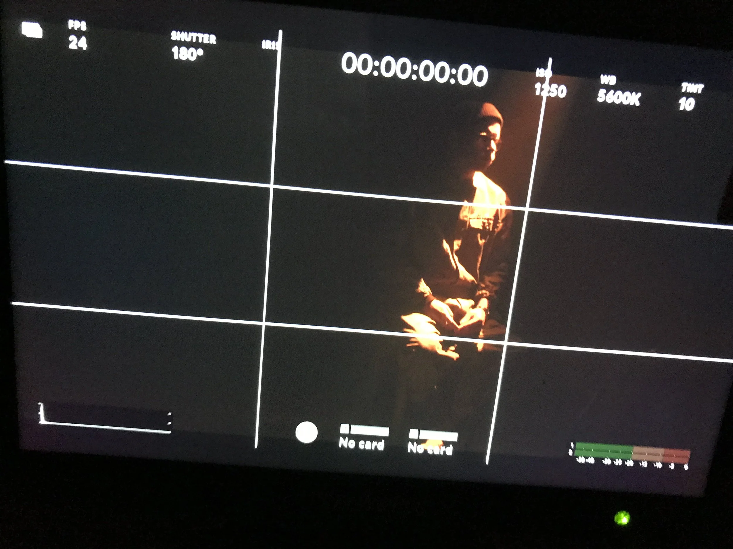 En person, der sidder i mørket med kun lys på ansigtet, som er fotograferet gennem kameraets monitor | Kortfilm | Wild Wild Vesløs | Esben Persson | Filmproduktion Aarhus | GESTALT