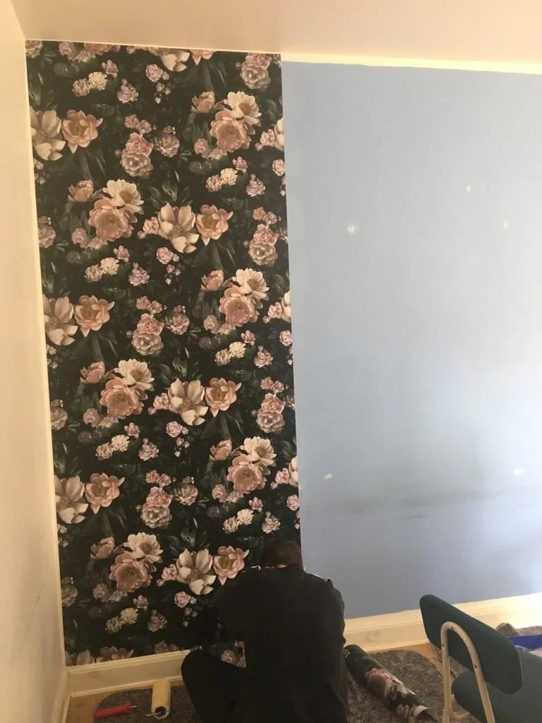 En person arbejder på en væg med blomstret tapet | Kortfilm | In Medias Ræs | Esben Persson | Filmproduktion Aarhus | GESTALT