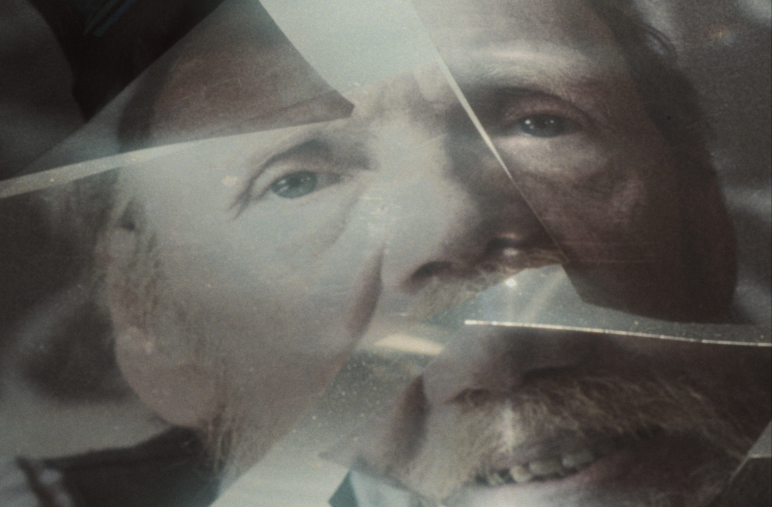 Et billed af et mosaisk menneskensigt på projektor | Dokumentarfilm | Retrograd | Esben Persson & Anders Mielcke | Filmproduktion Aarhus | GESTALT