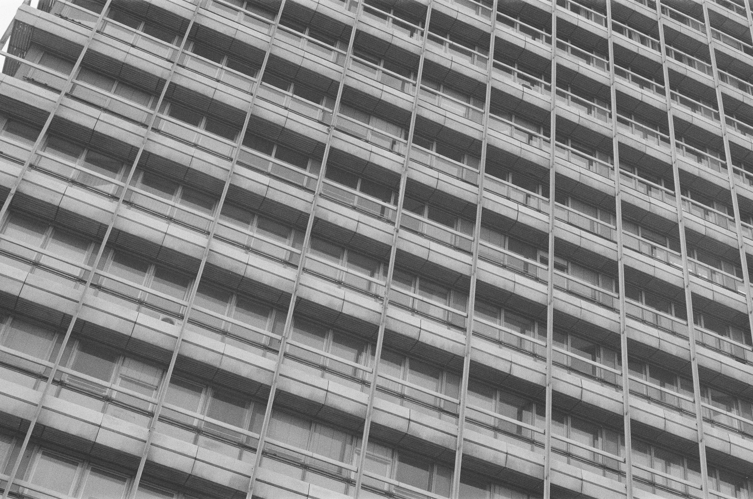 Fleretagers bygning med mange vinduer og balkonrækker i sort-hvid | Location scouting | Kodak | Analoge optagelser | Filmproduktion Aarhus | GESTALT