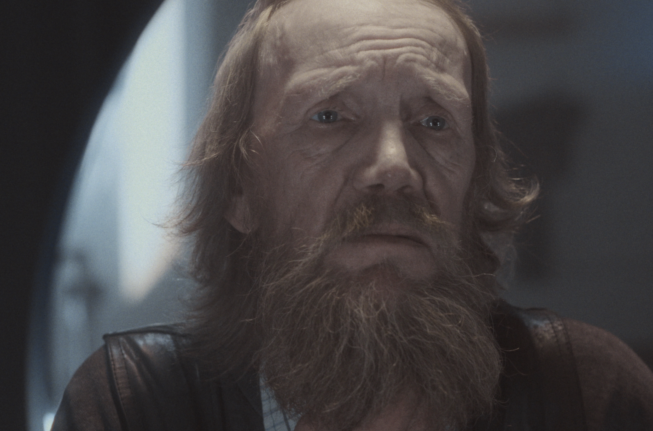 En ældre mand med langt, gråt skæg og langt, gråt hår, ser tankefuld ud | Dokumentarfilm | Retrograd | Esben Persson & Anders Mielcke | Filmproduktion Aarhus | GESTALT