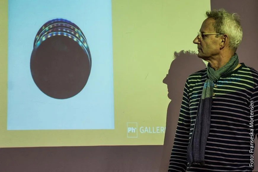 Mand holder oplæg | Film- og fotofestival på Aarhus Kunstakademi ved navn Aarhus Independent Pixels | Eventbilleder | Filmproduktion Aarhus | GESTALT