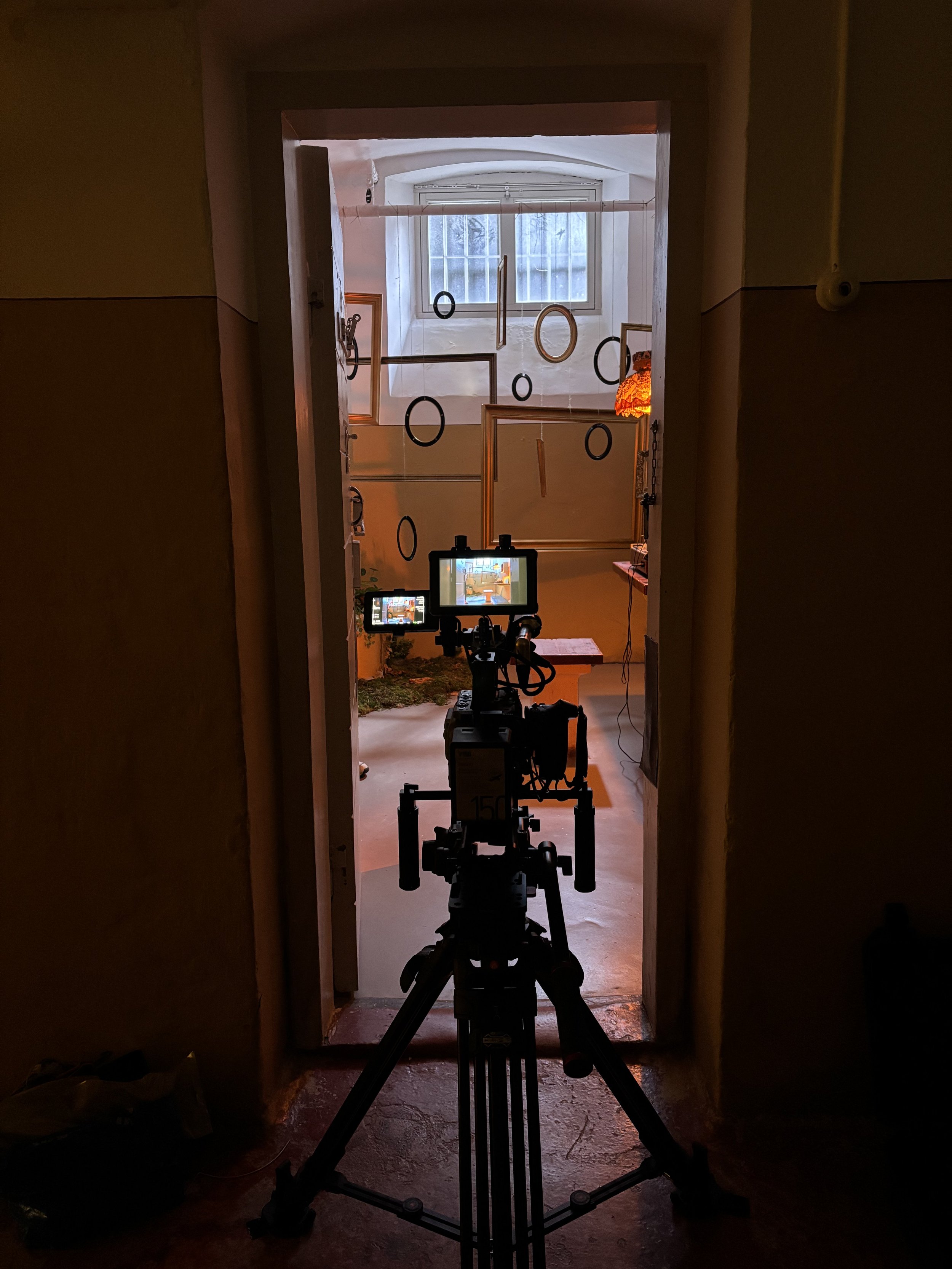 Kamera på stativ peger mod scenisk, abstrakt rum | Dokumentarfilm | Retrograd | Esben Persson & Anders Mielcke | Filmproduktion Aarhus | GESTALT