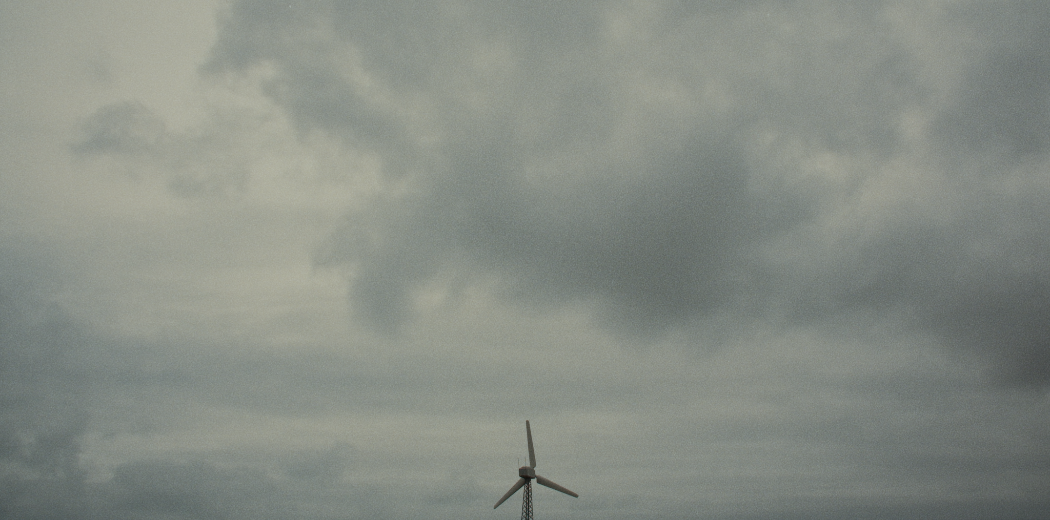 En vindmølle under en overskyet himmel med grå skyer | Kortfilm | Wild Wild Vesløs | Esben Persson | Filmproduktion Aarhus | GESTALT