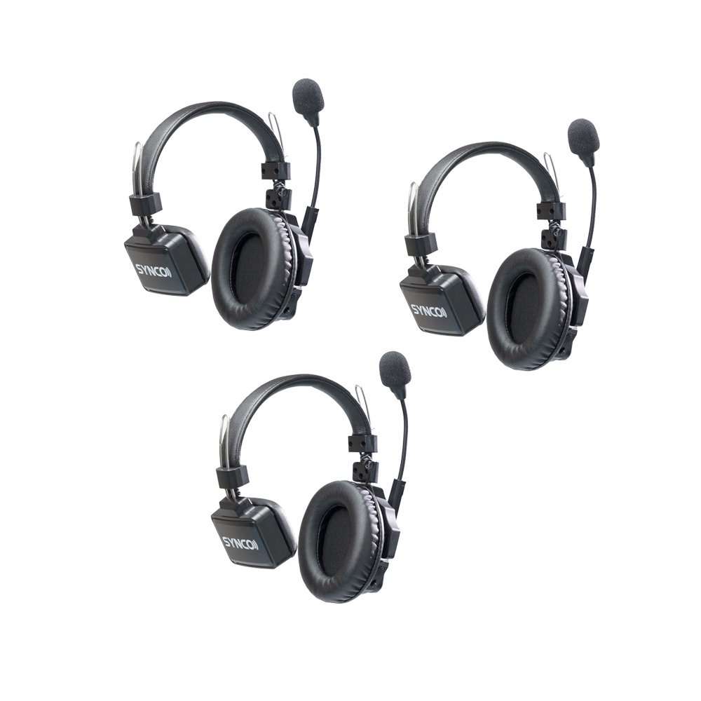 Tre par sorte headset med mikrofoner moduleret i et hvidt baggrund