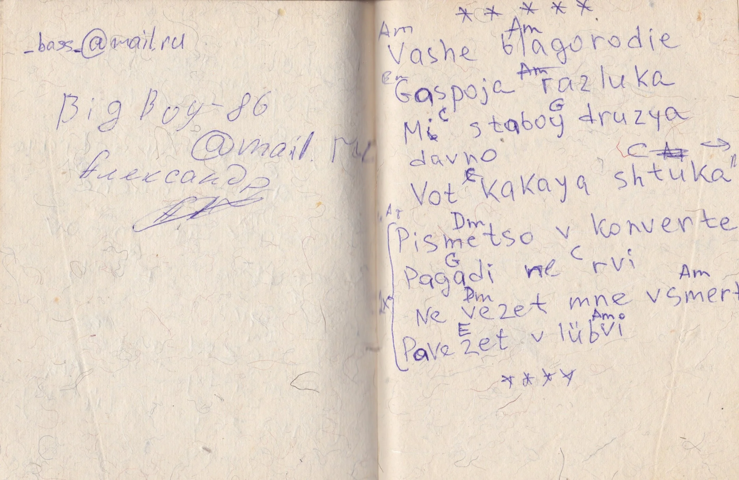 Håndskrevne noter i blå pen på blankt papir, indeholder tekst med emailadresser, navne og sætninger på forskellige sprog | Research til dokumentarfilm | Filmproduktion Aarhus | GESTALT