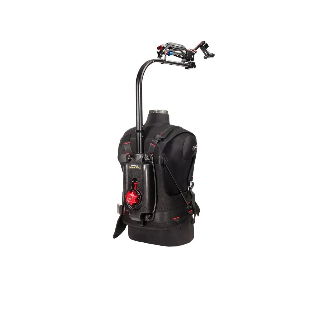 En golfbag med kølleholder, der er fyldt med golfkøller og udstyret med en iført golfbag. Baggen er sort med røde detaljer.