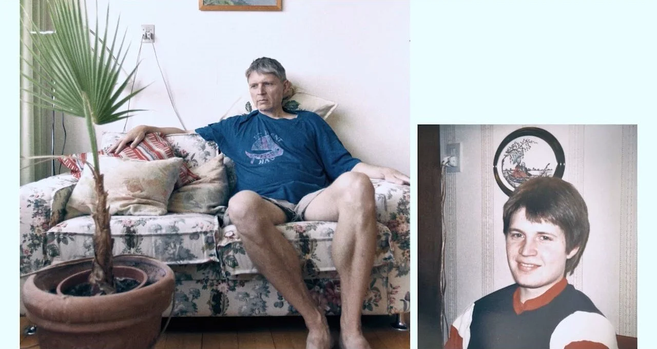 Person som sidder på sofa i et hjem, med et portræt af en ung dreng | Dokumentarfilm | Efter Undskyldningen | Anders Mielcke Grønbæk | Filmproduktion Aarhus | GESTALT