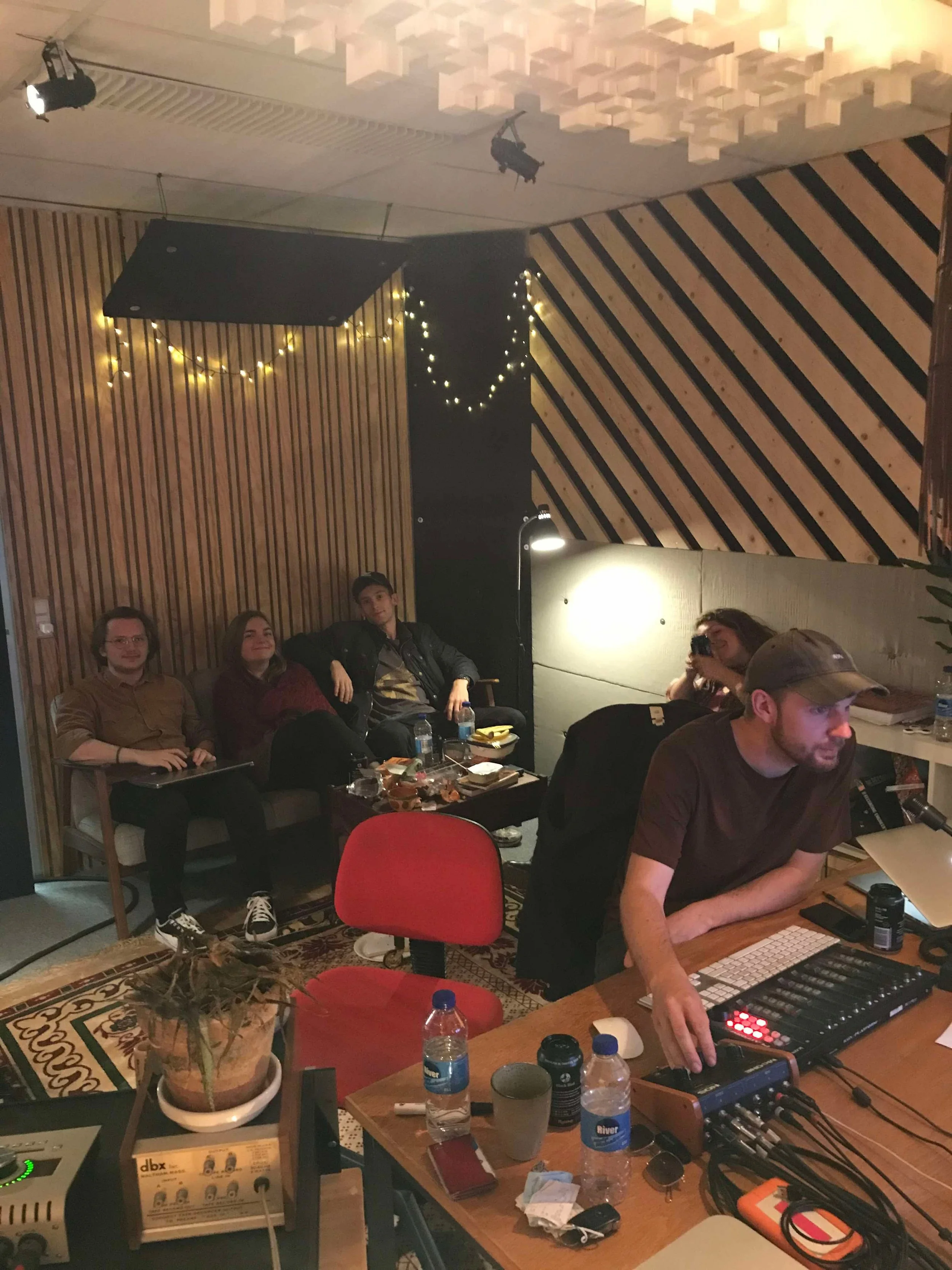 Indendørs musikstudie med fire personer | Studieproduktion | Musikkomposition | Filmproduktion Aarhus | GESTALT