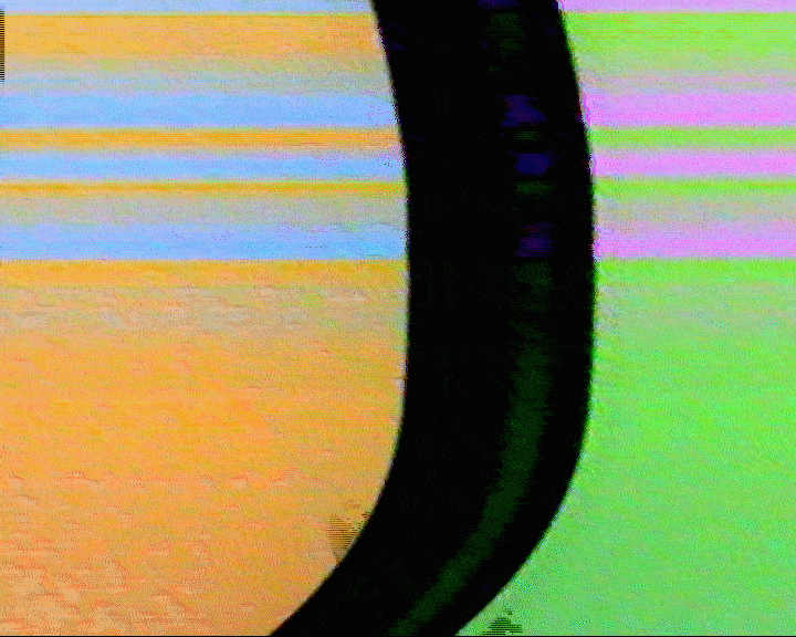 Et farverigt billede med en skæv sort bølge i midten, omkranset af forskellige lyse farver, inklusive lilla, grøn, orange og blå | Lysinstallation | Filmproduktion Aarhus | GESTALT