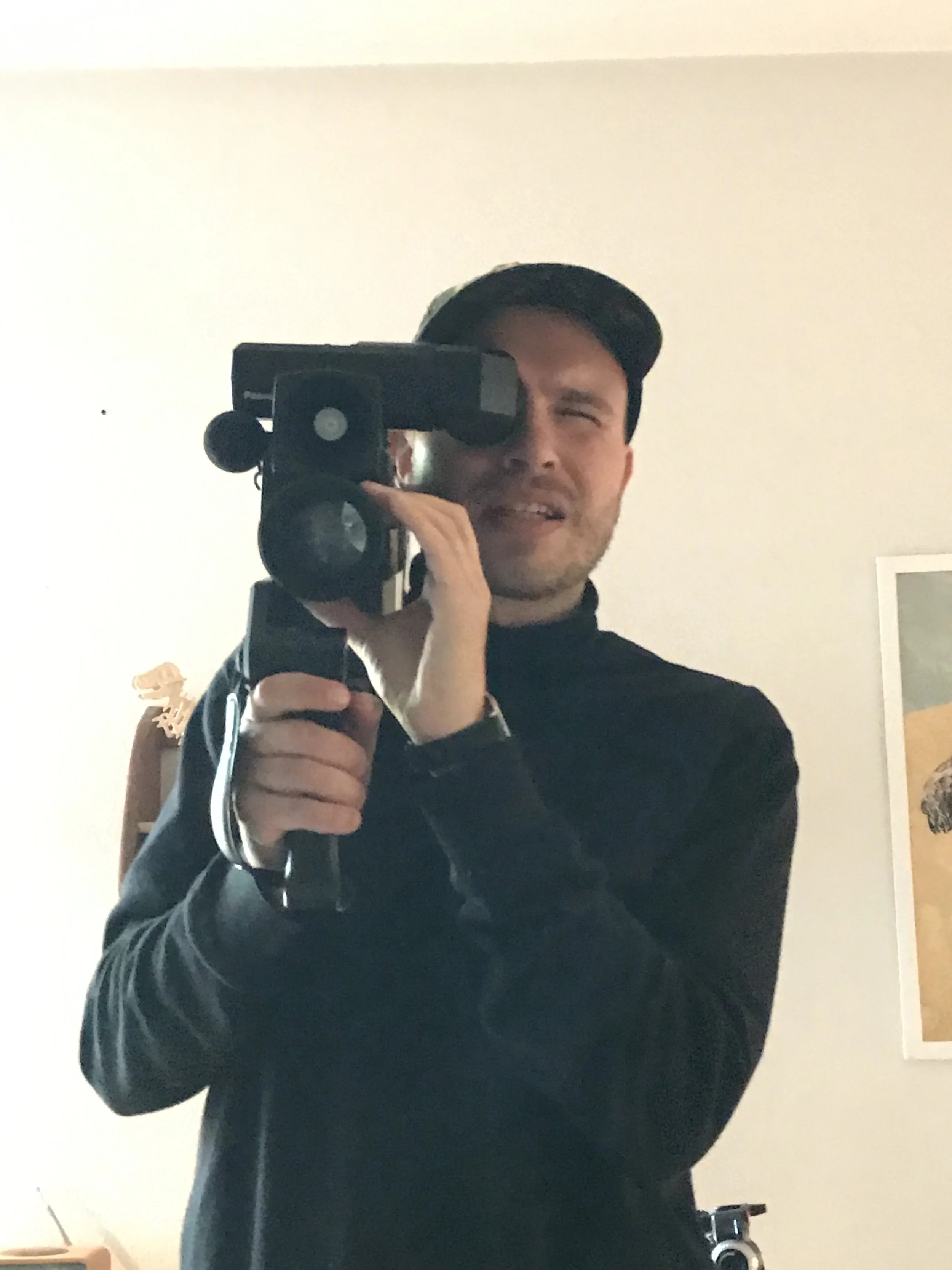 Mand, der filmer med vintage filmkamera | Testoptagelser til kortfilm | Wild Wild Vesløs | Esben Persson | Filmproduktion Aarhus | GESTALT