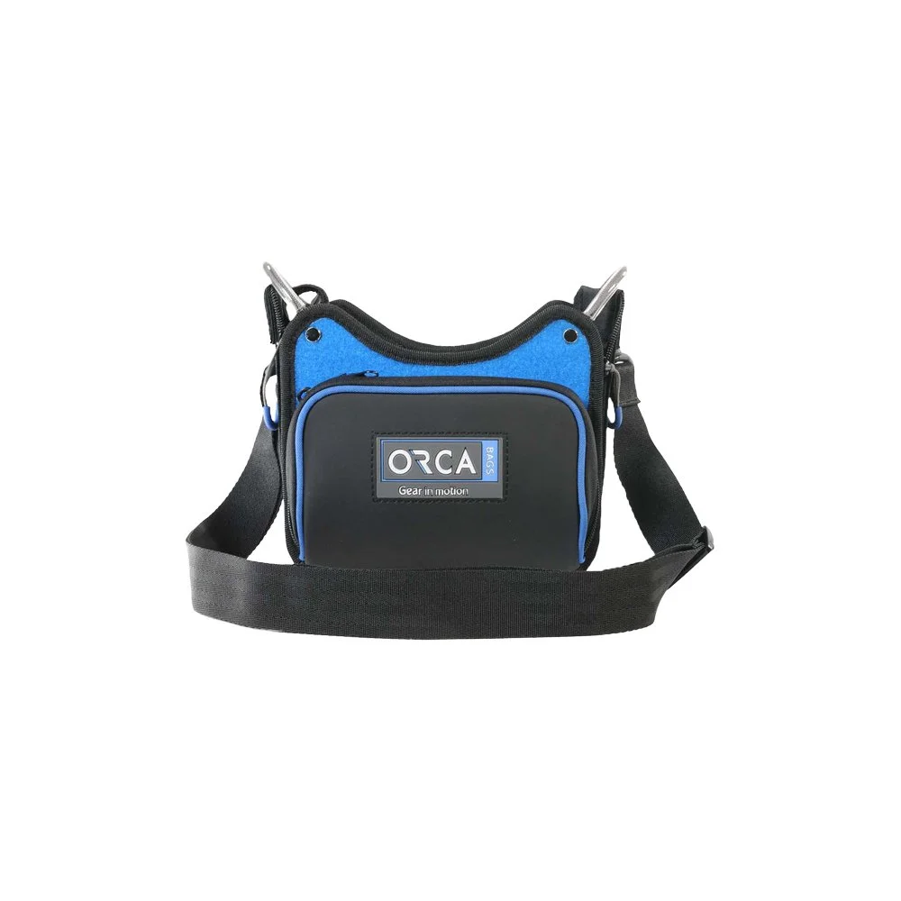 En sportstaske med logoet 'ORCA' og tekst 'Gear in motion' på fronten, blå og sort farvet.