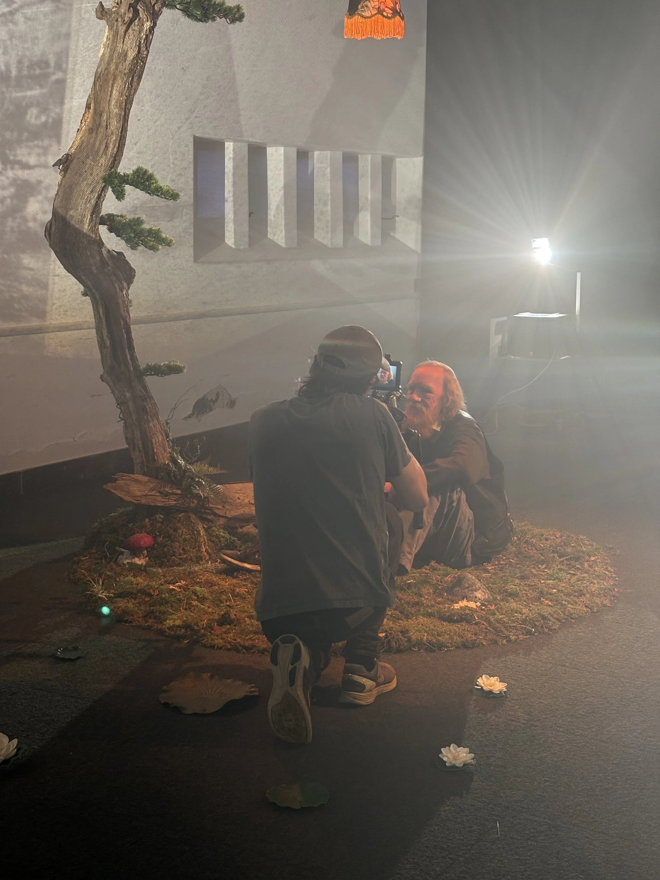 En fotograf filmer en anden person i et filmstudie | Dokumentarfilm | Retrograd | Esben Persson & Anders Mielcke | Filmproduktion Aarhus | GESTALT