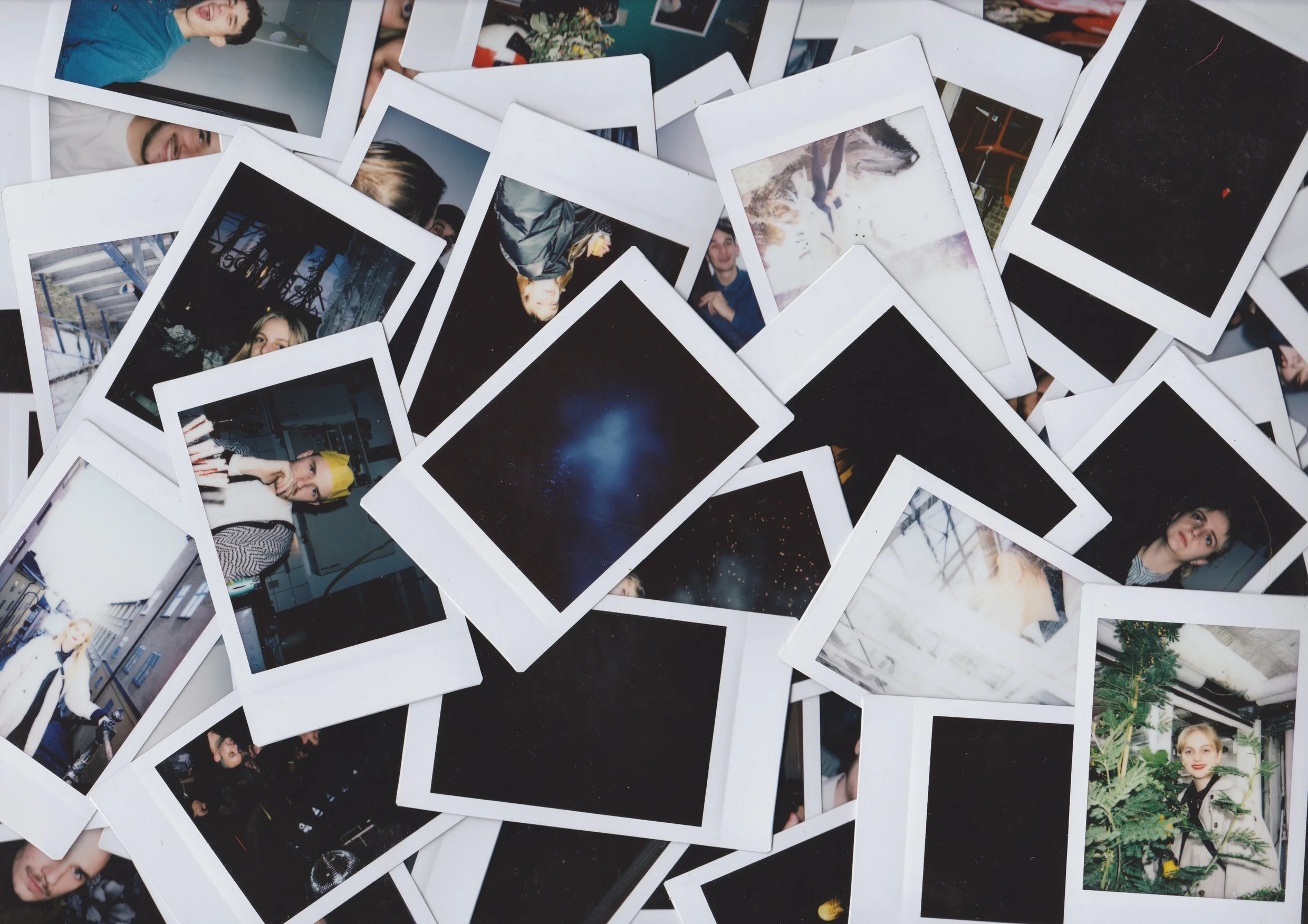 Fotografier spredt ud over et bord | Instax Mini | Analog fotografi | Fællesskab og bagombilleder | Filmproduktion Aarhus | GESTALT